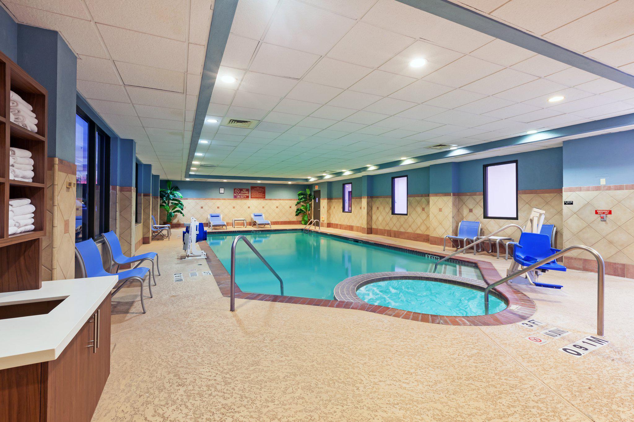 Holiday Inn Express & Suites Houston - Memorial Park Area Photo