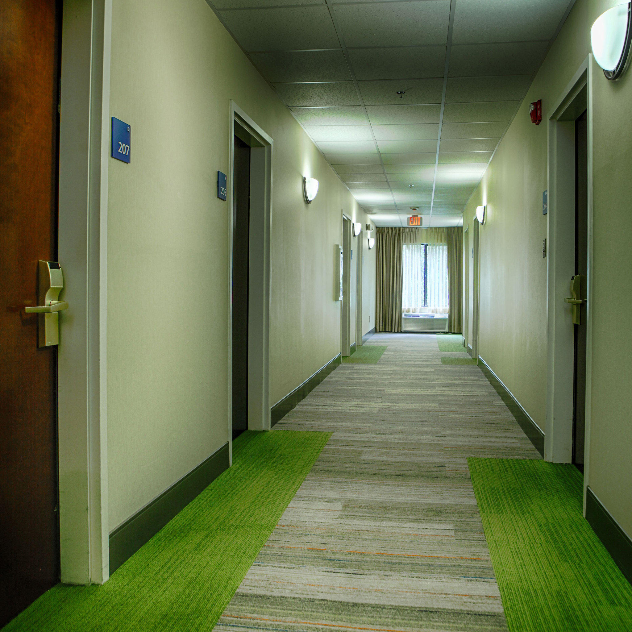 Holiday Inn Express & Suites Atlanta-Emory University Area Photo