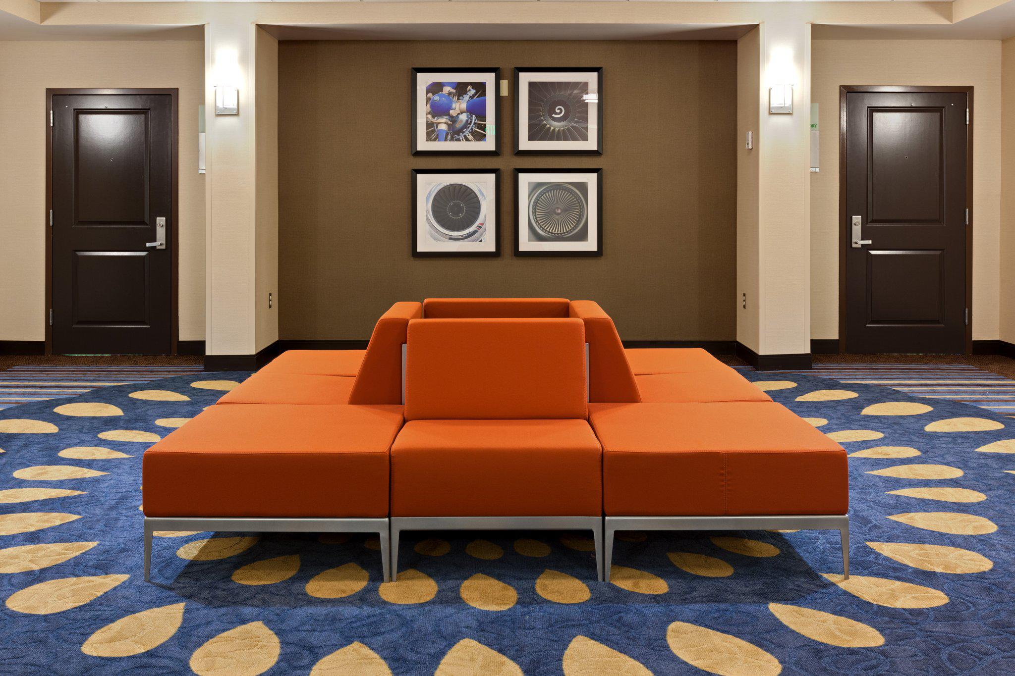 Holiday Inn & Suites Atlanta Airport-North Photo