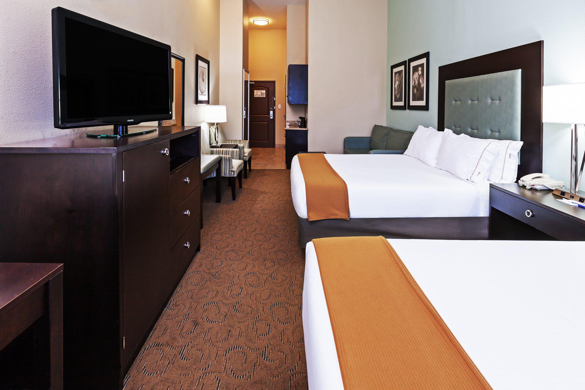 Holiday Inn Express & Suites Victoria Photo