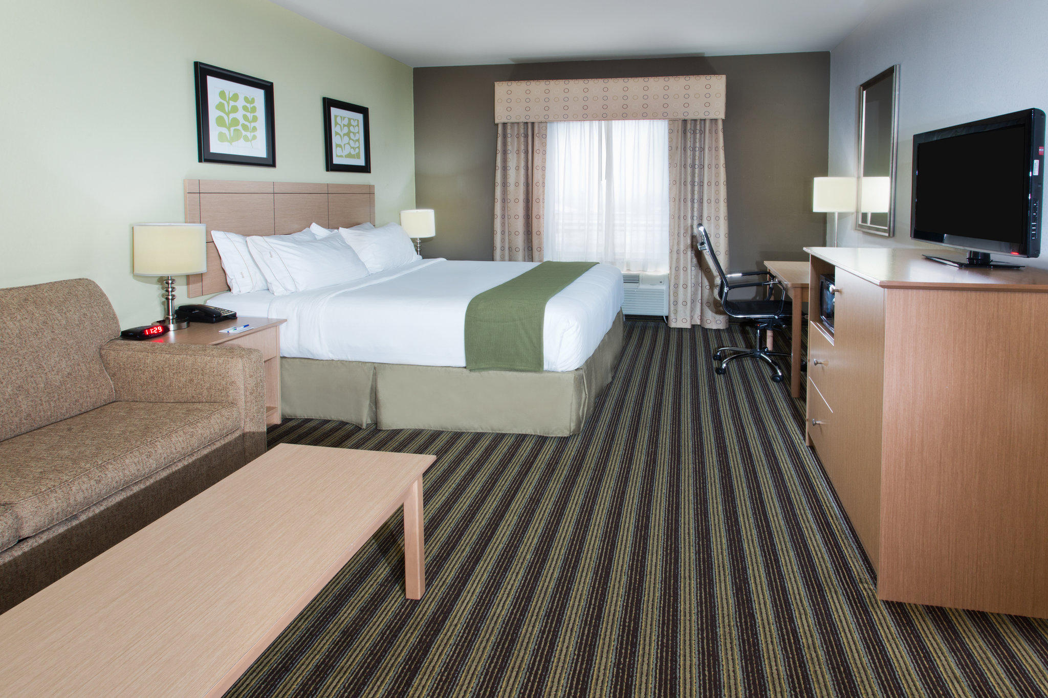 Holiday Inn Express & Suites Alvarado Photo