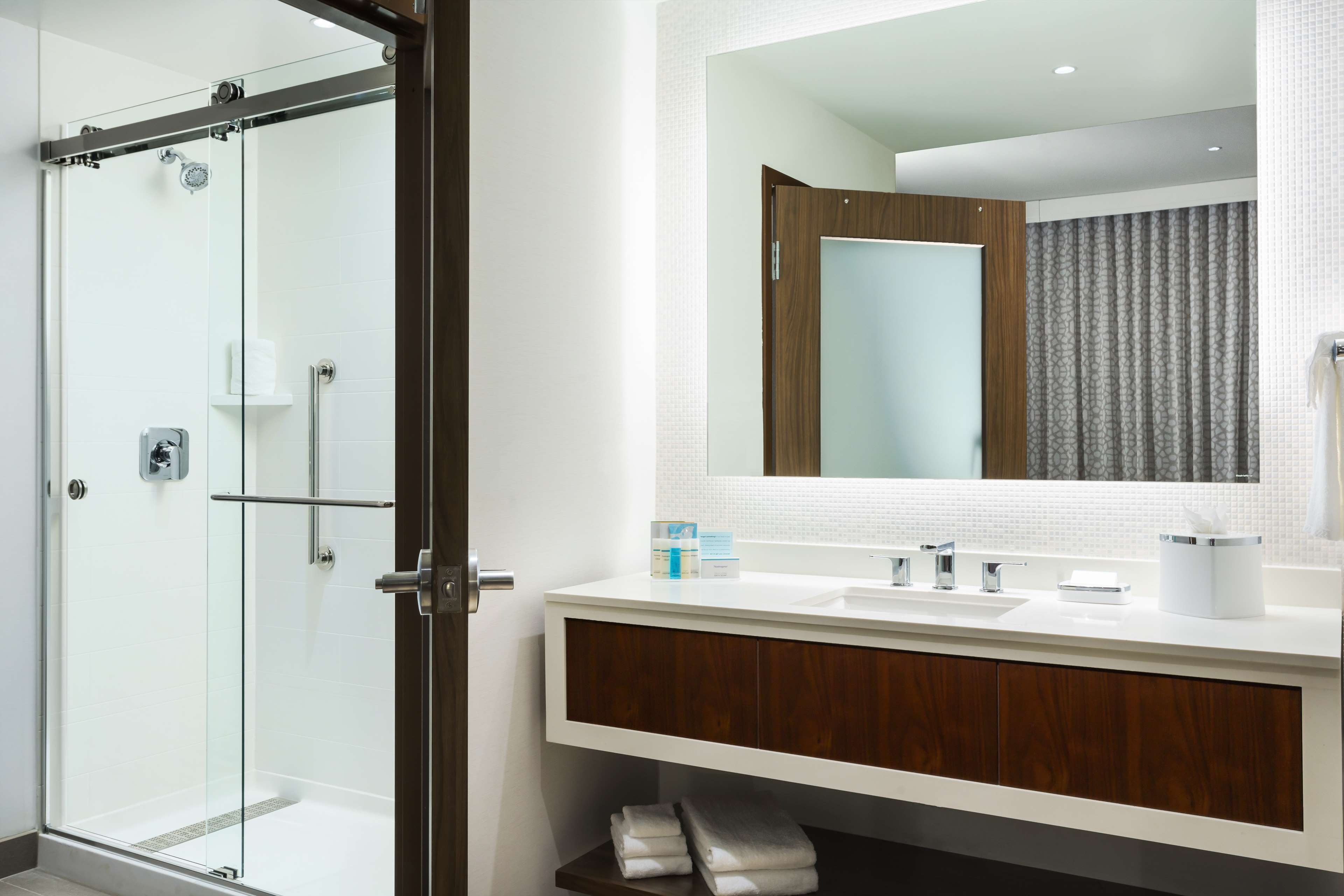 Guest room bath