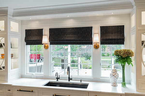 Make a bold statement in your kitchen! These Roman shades add drama and sharp contrast in this stunning kitchen. *Swoon*
