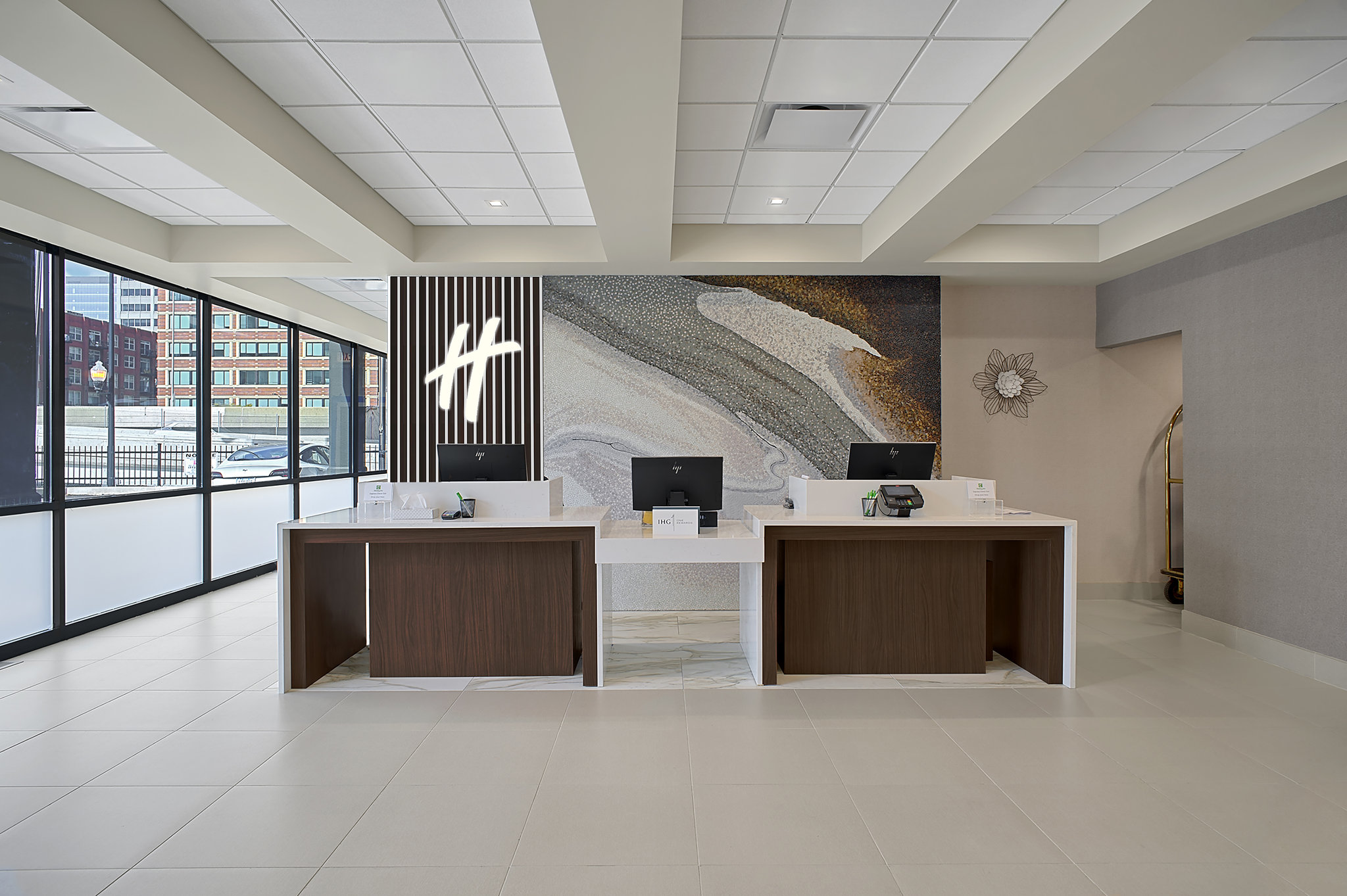 Holiday Inn & Suites Chicago-Downtown by IHG Image