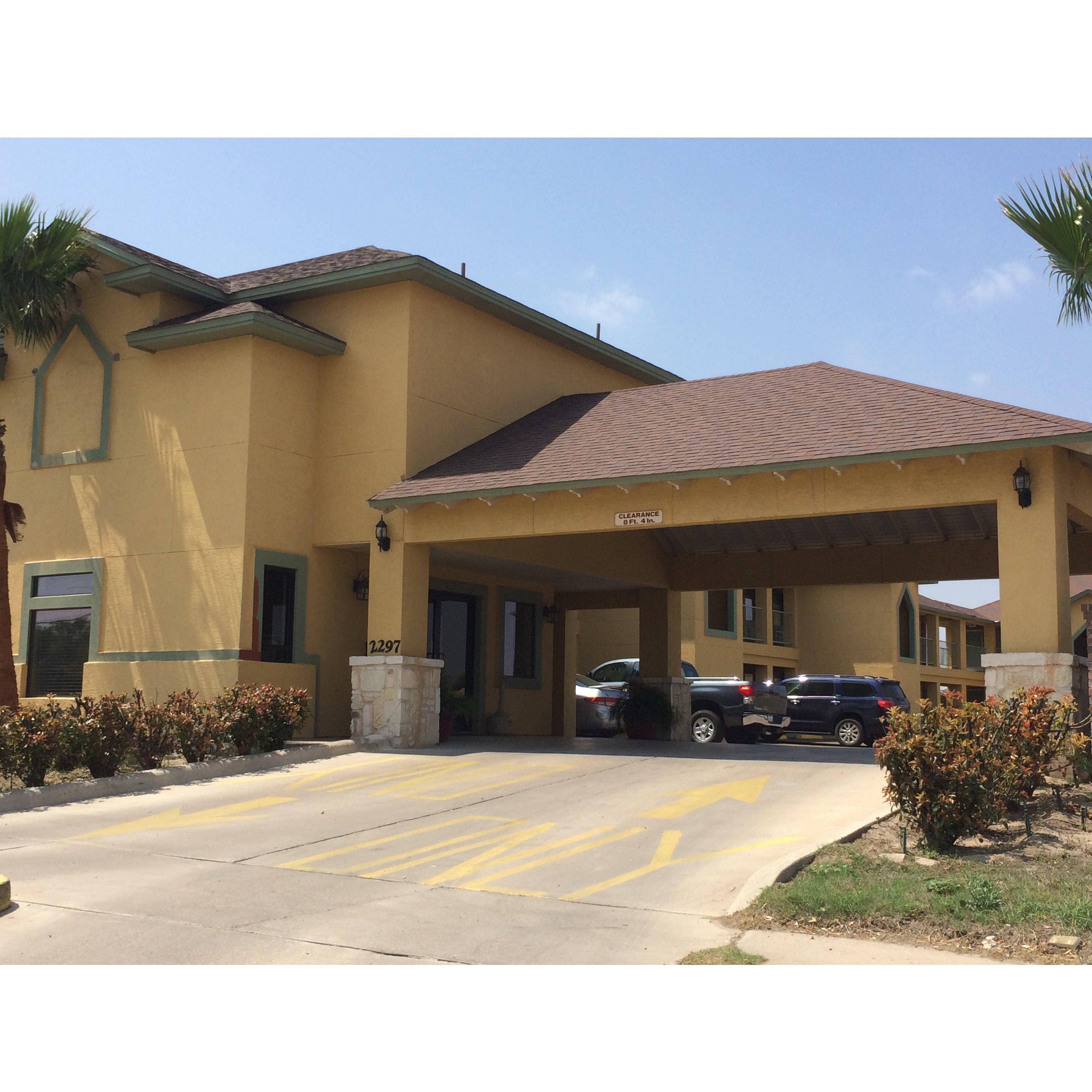 Country Hill Inn &amp; Suites Logo