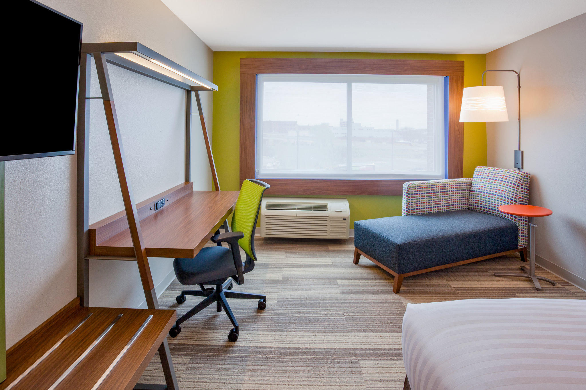 Holiday Inn Express & Suites Des Moines Downtown Photo