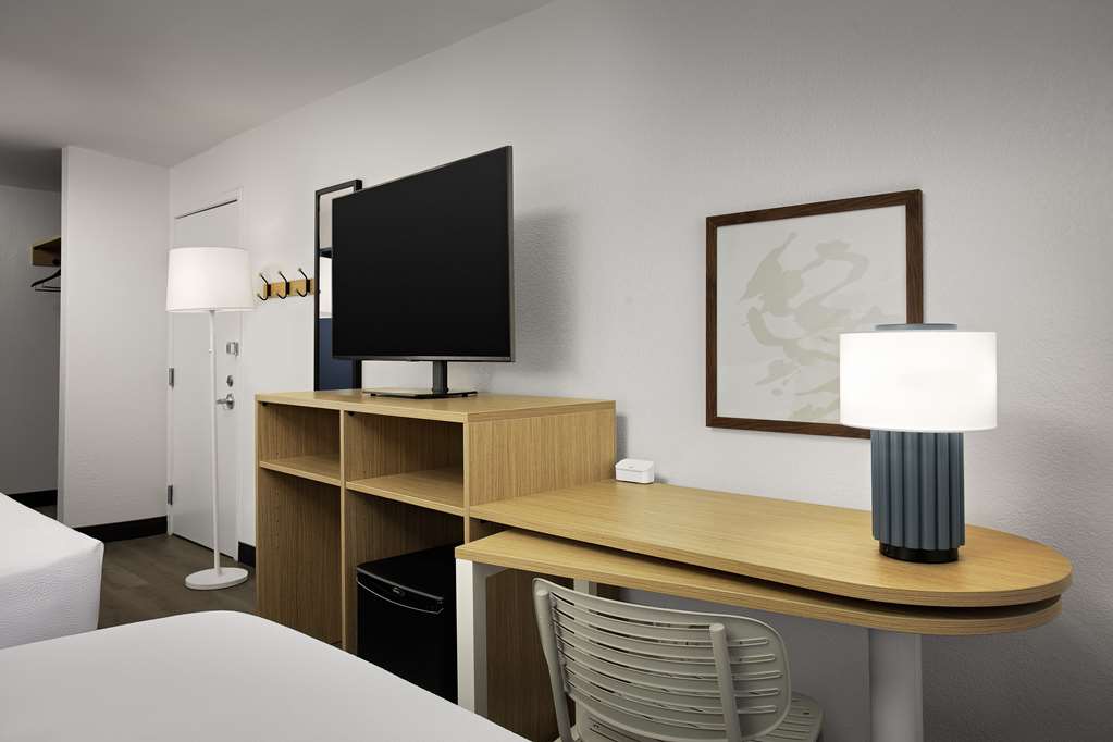 Spark by Hilton Atlanta Cumberland Ballpark Image