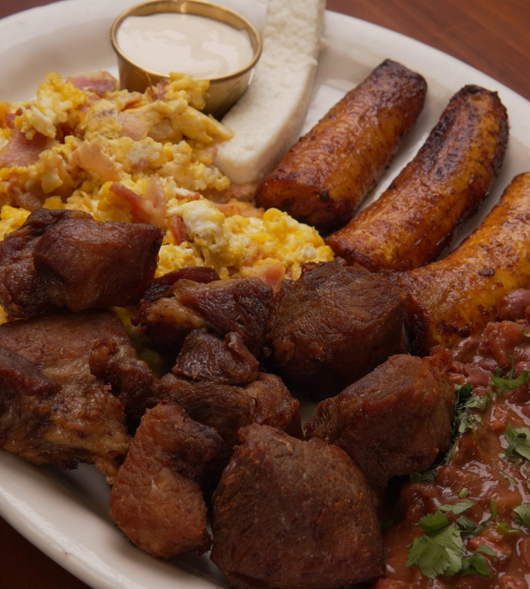 Desayuno con Chicharron (Platanos, Chicharrones, Queso, Crema)