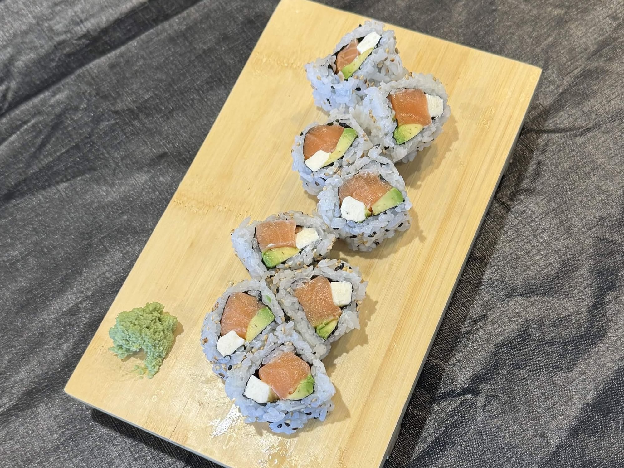 Salmon Avocado Roll (8pcs)