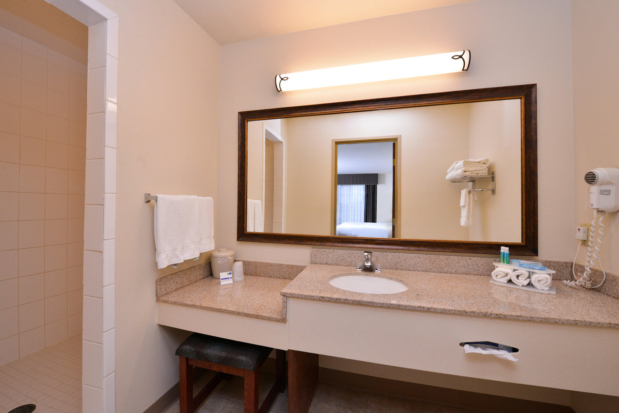 Holiday Inn Express & Suites Sioux Falls at Empire Mall Photo