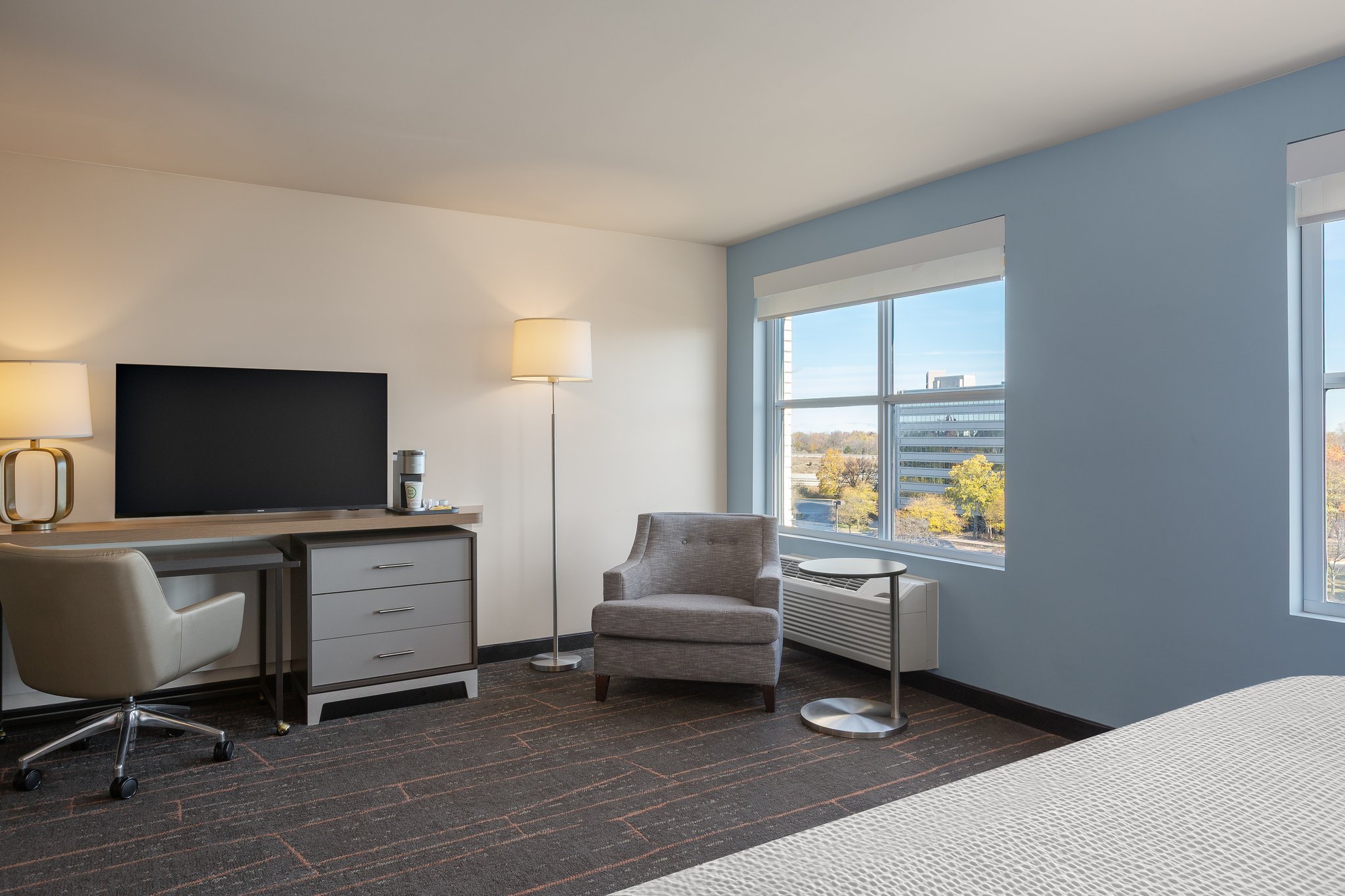 Holiday Inn & Suites Detroit - Troy by IHG Image