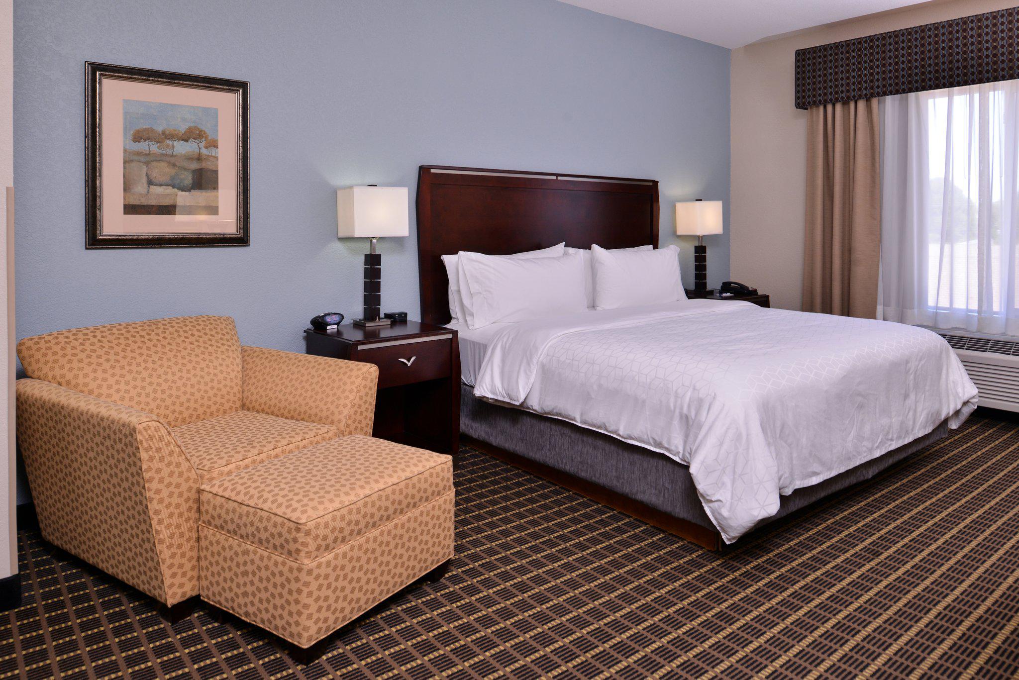 Holiday Inn Express & Suites Pittsburg Photo