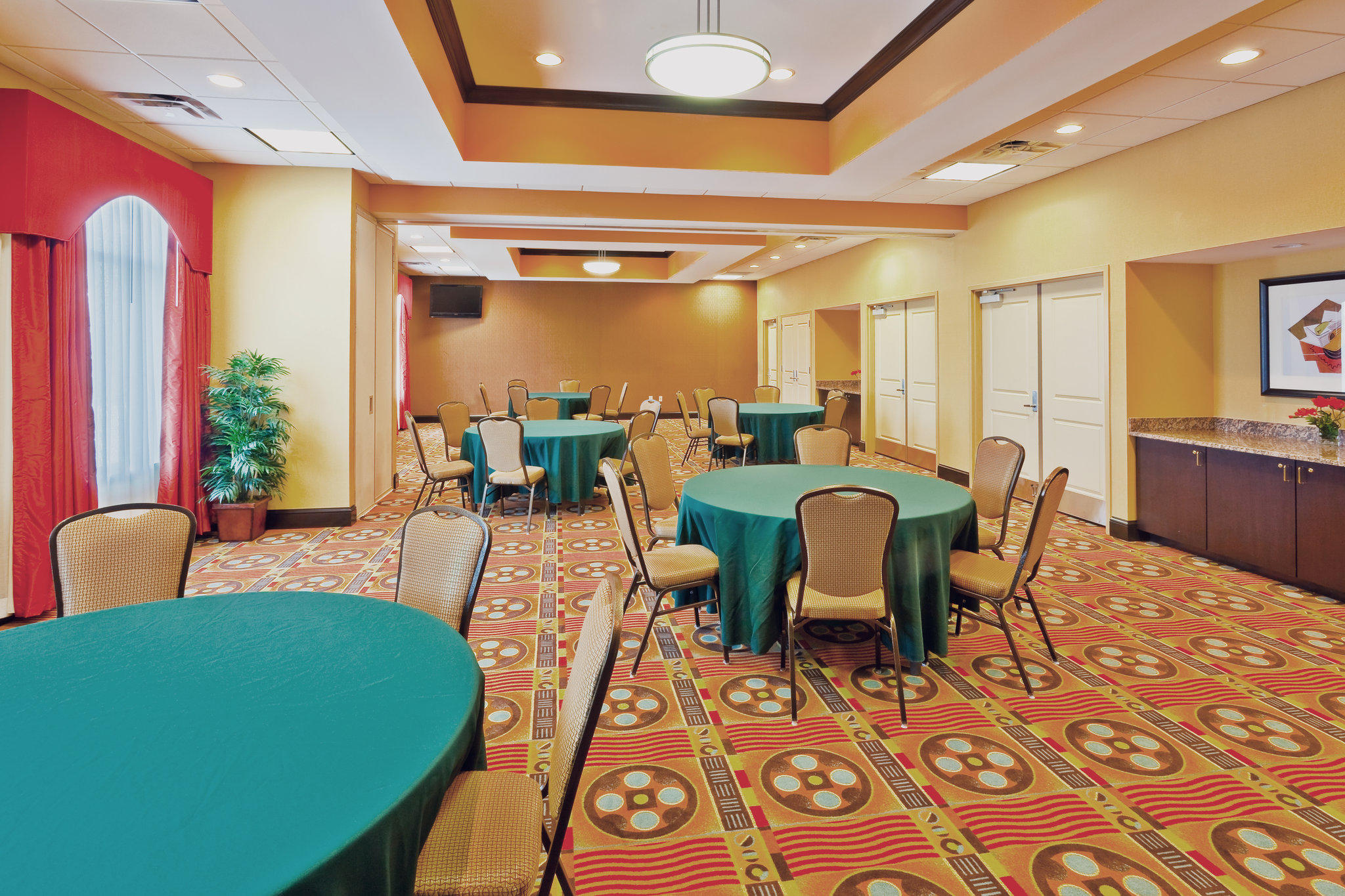 Holiday Inn Express & Suites Nashville-Opryland Photo