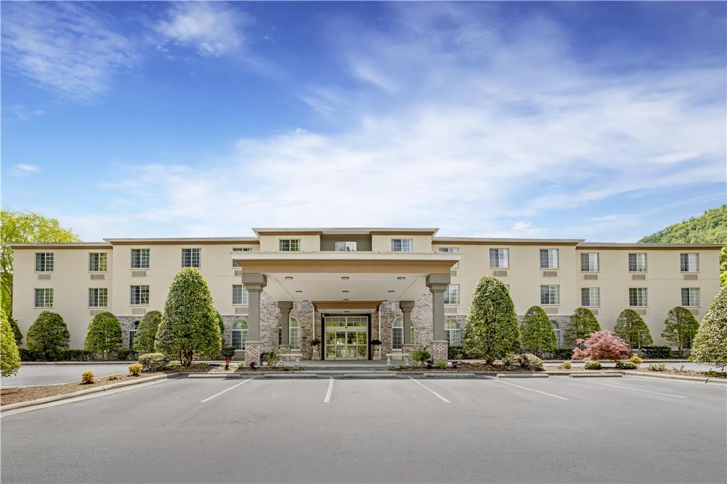 Best Western Plus River Escape Inn & Suites Image