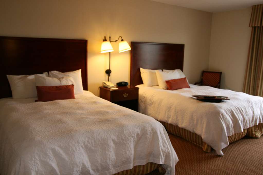 Hampton Inn Emporia Image