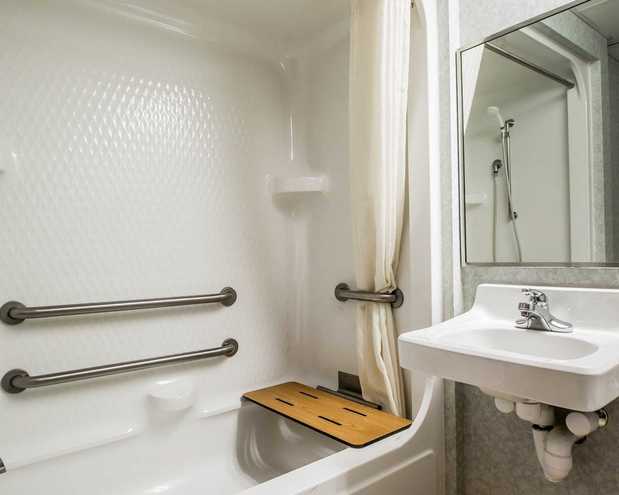 Images Econo Lodge Inn & Suites Lake Of The Ozarks