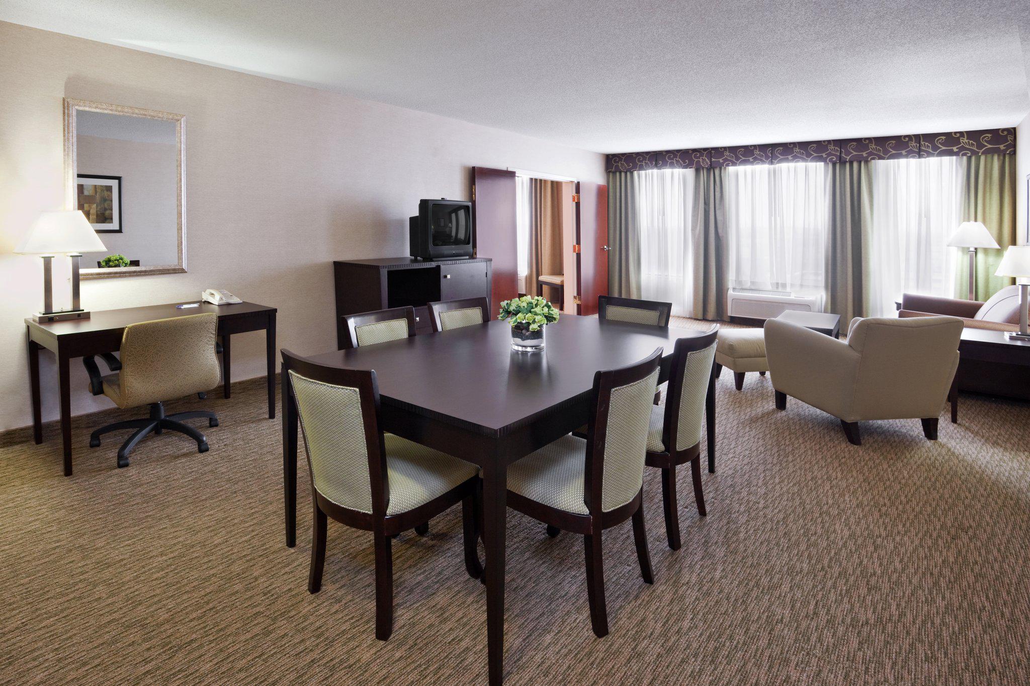 Holiday Inn Express & Suites Cleveland-Streetsboro Photo