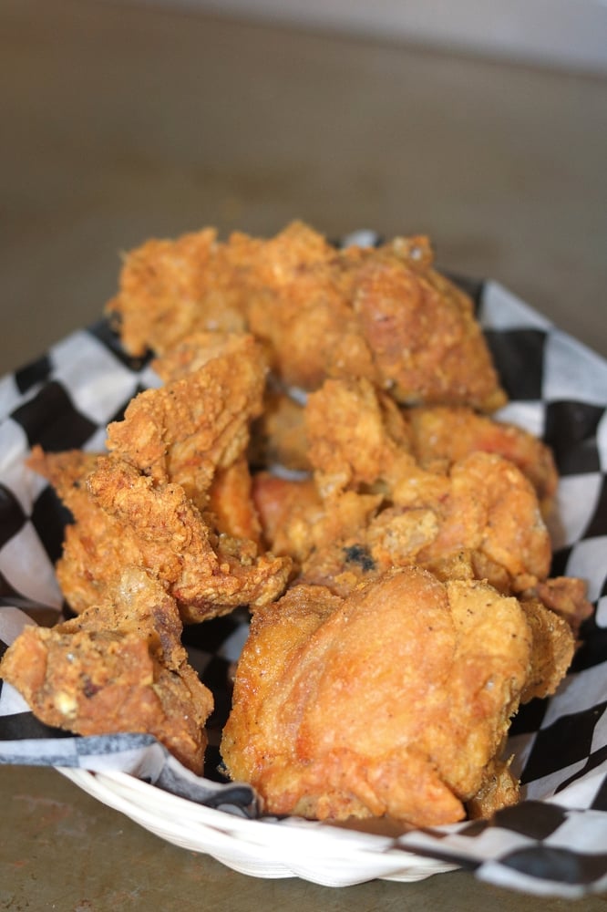 8 Pcs. Broaster Fried-Chicken +2 Sides +4 Sauces