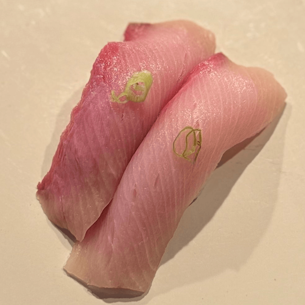 Yellow tail sushi (2pcs) / sashimi (3 pcs)