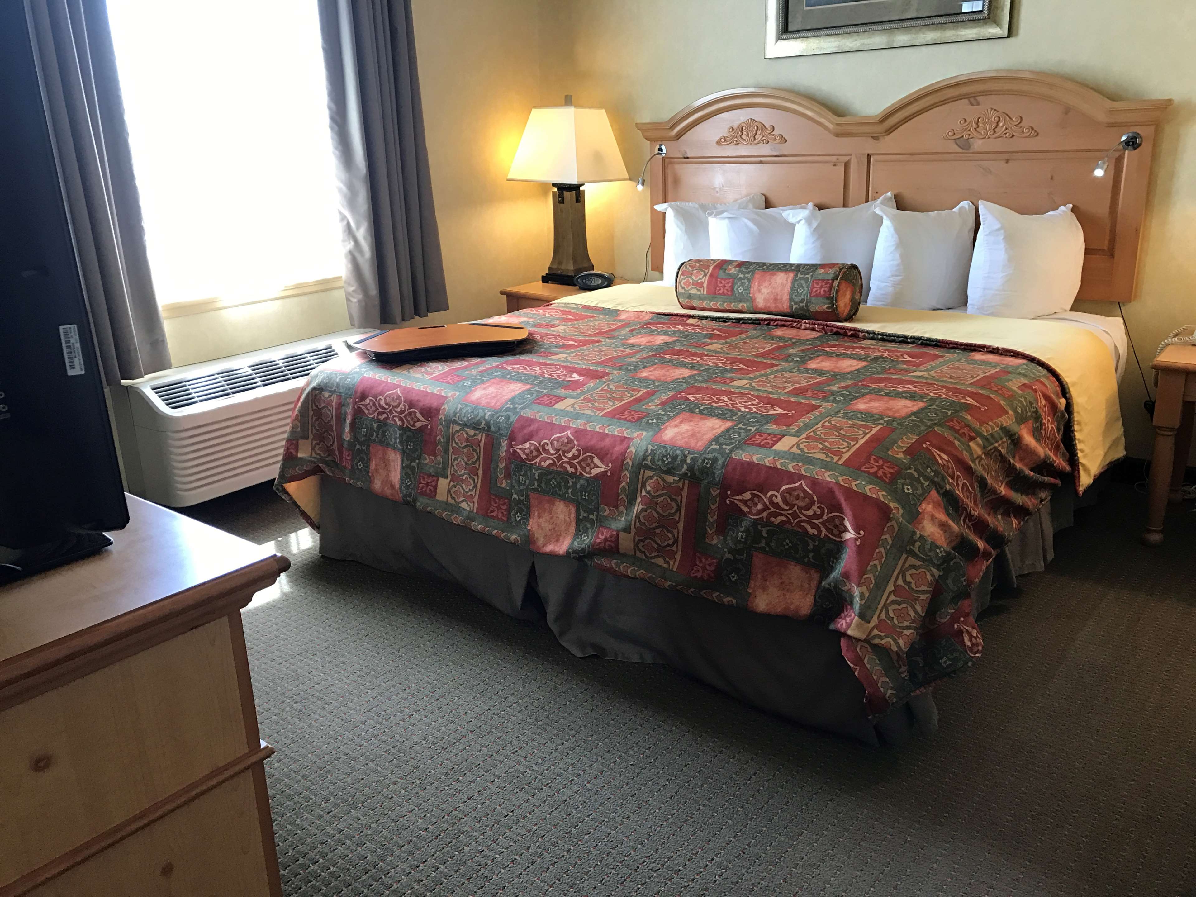 Best Western Plus Revere Inn & Suites Photo