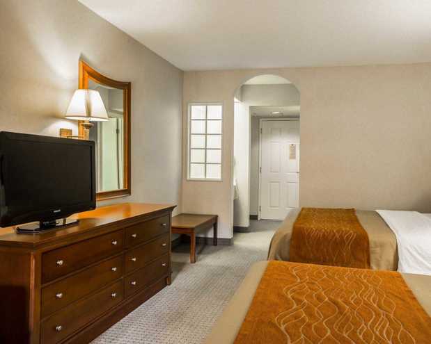 Images Rodeway Inn & Suites On The River
