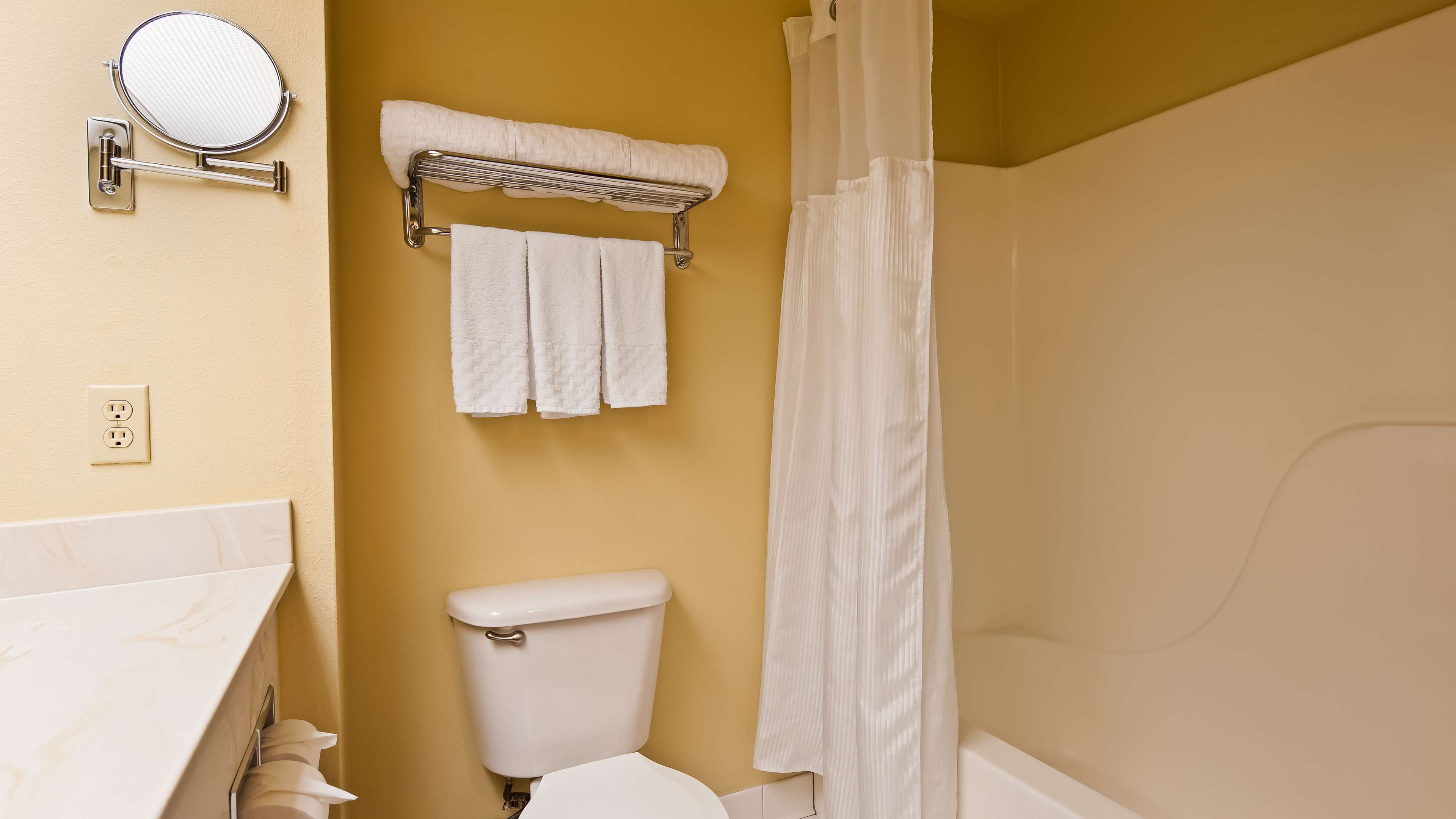 Best Western Plus Plaza by the Green Photo