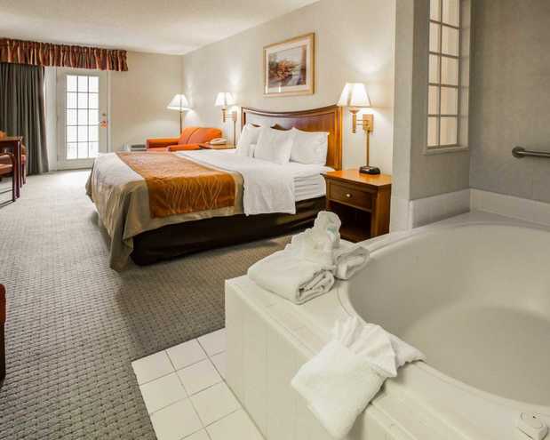 Images Rodeway Inn & Suites On The River