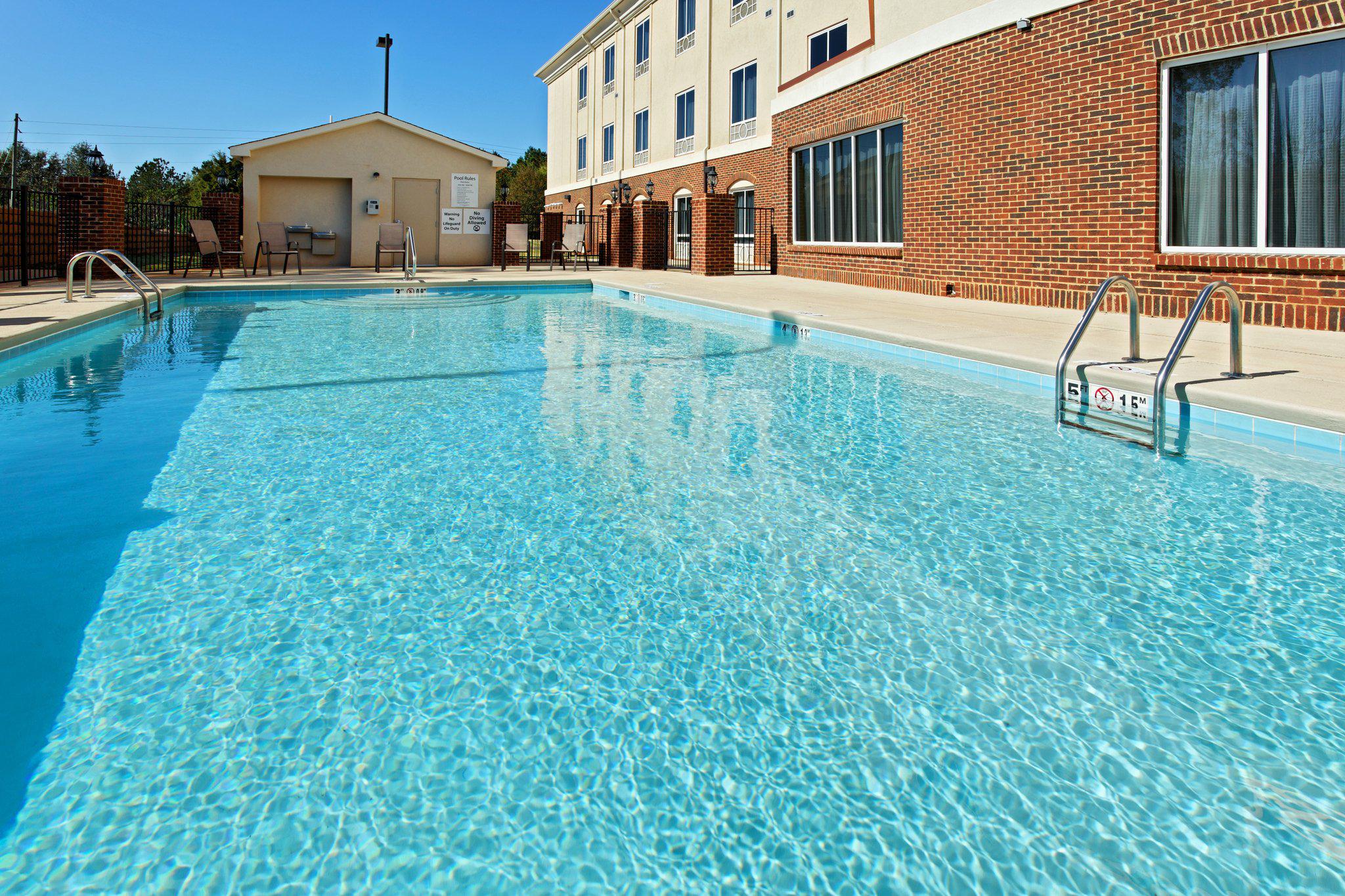 Holiday Inn Express & Suites Talladega Photo