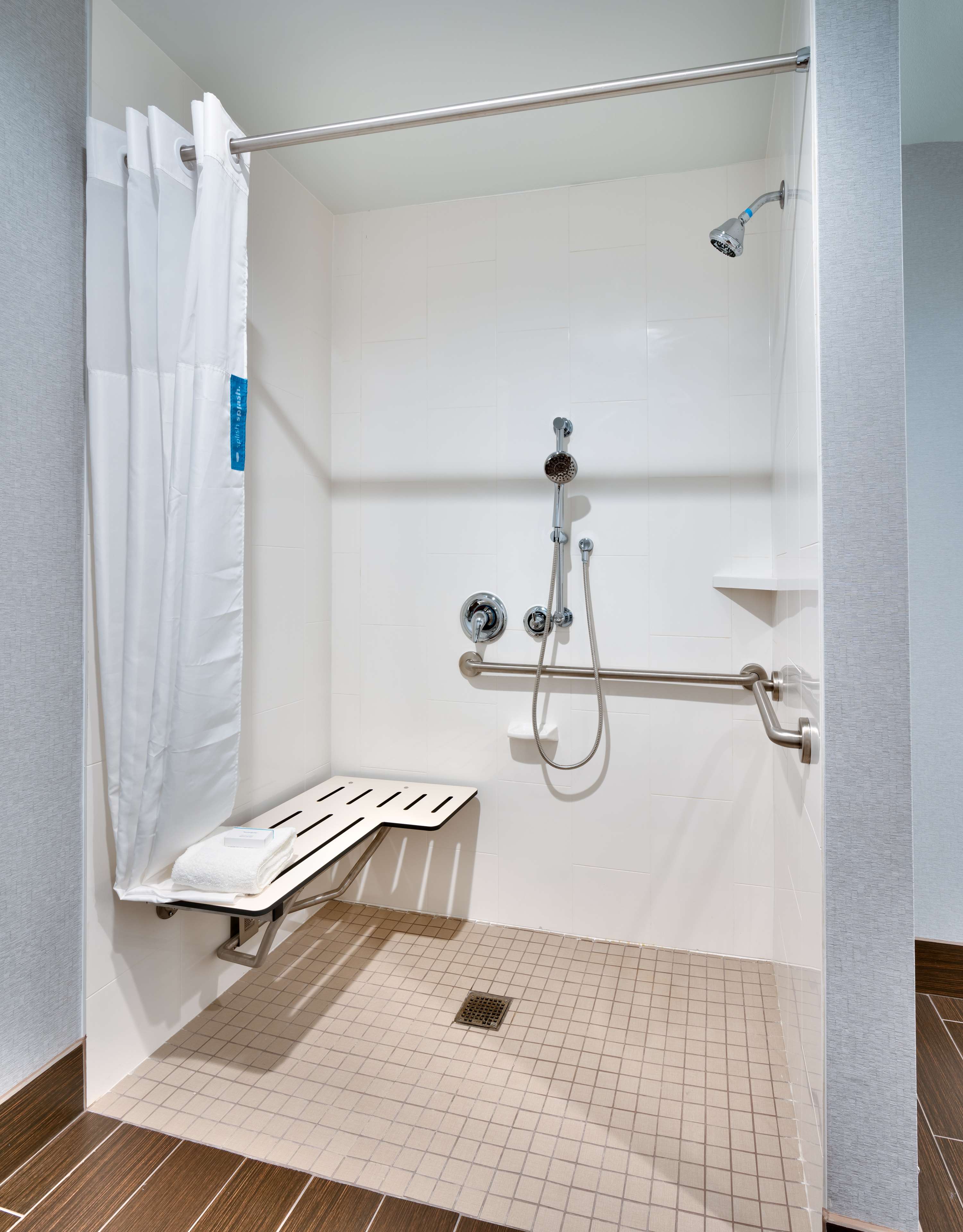 Guest room bath