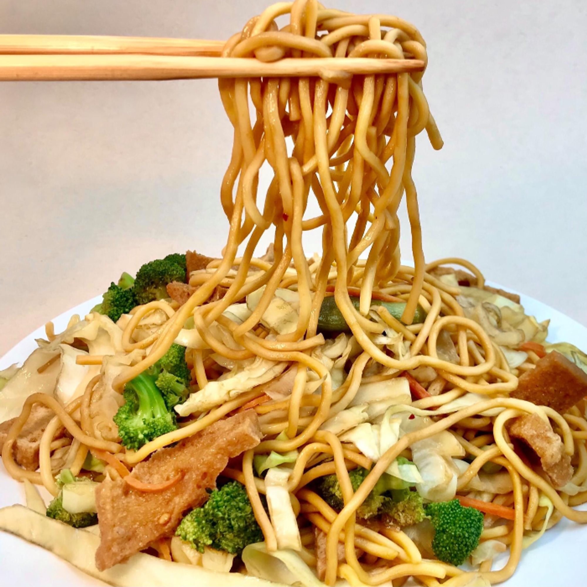 E9. Chow Mein (Mì Xào)