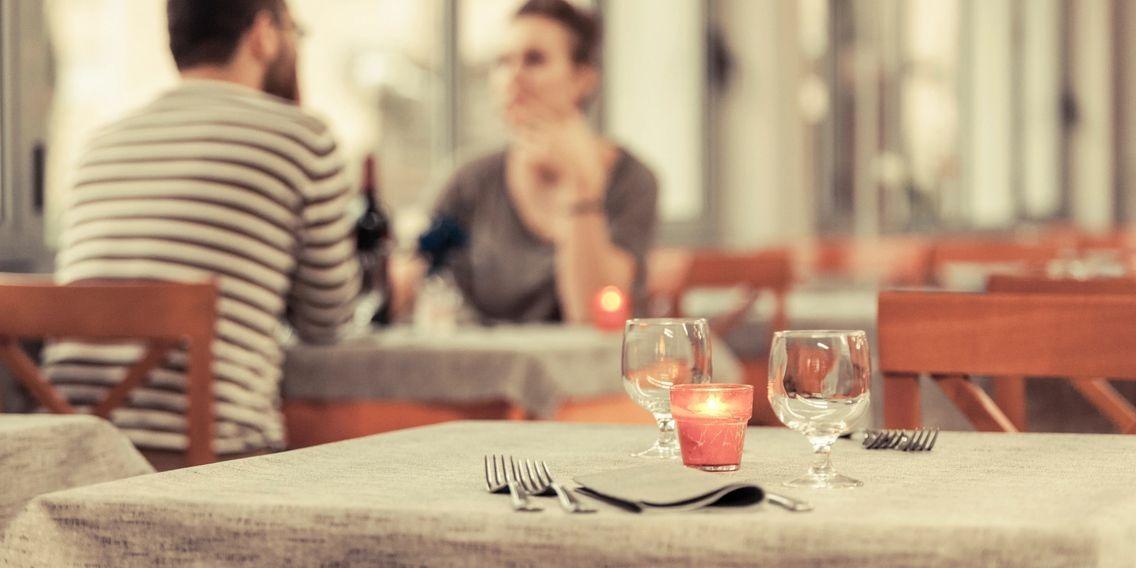 Restaurants and Cafes! Pristine Napkins and Spotless Table Drapes Our American commercial laundry services are offered to various types of restaurants, such as: fine dining and casual eateries, diners, cafes, and bakeries. Let us worry about your linen so you can focus on your clients and provide the optimum service they well deserve. These days even the smallest trace of left over macaroni can deter a potential customer. We guarantee impeccable service!