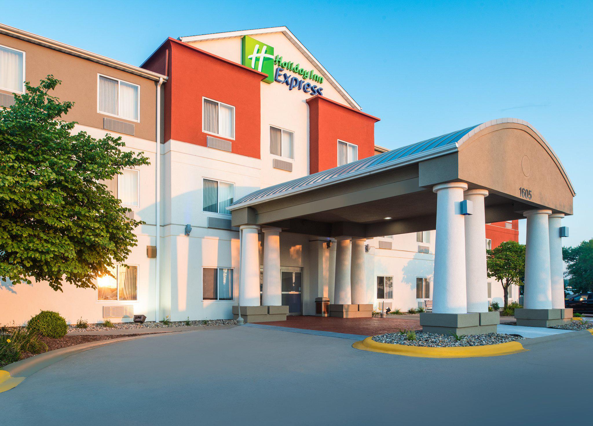 Holiday Inn Express & Suites Burlington Photo