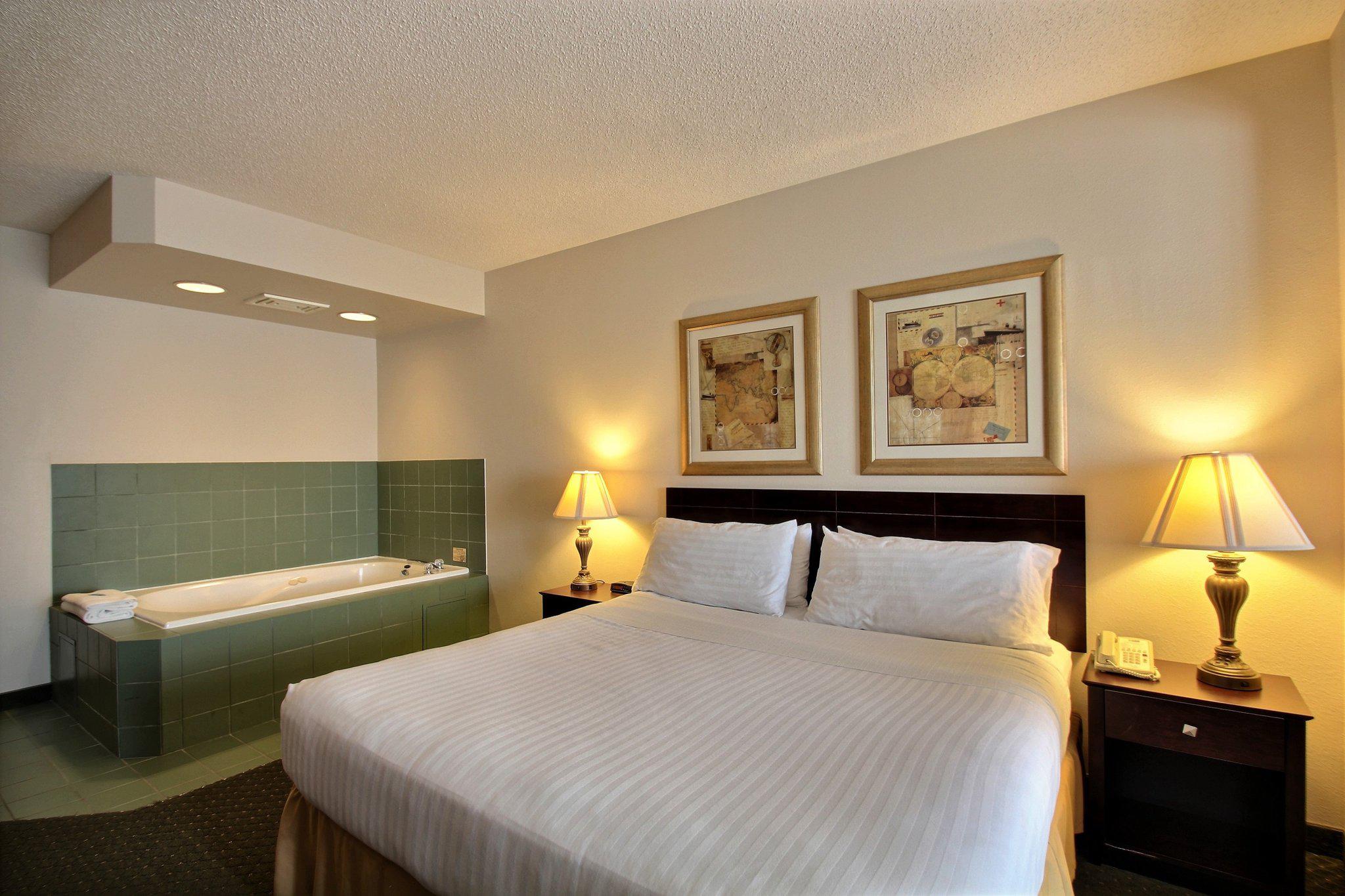 Holiday Inn Express & Suites Oshkosh-Sr 41 Photo