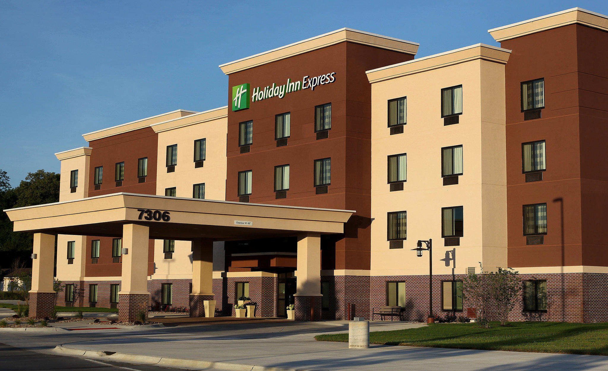 Holiday Inn Express & Suites Omaha South - Ralston Arena Photo