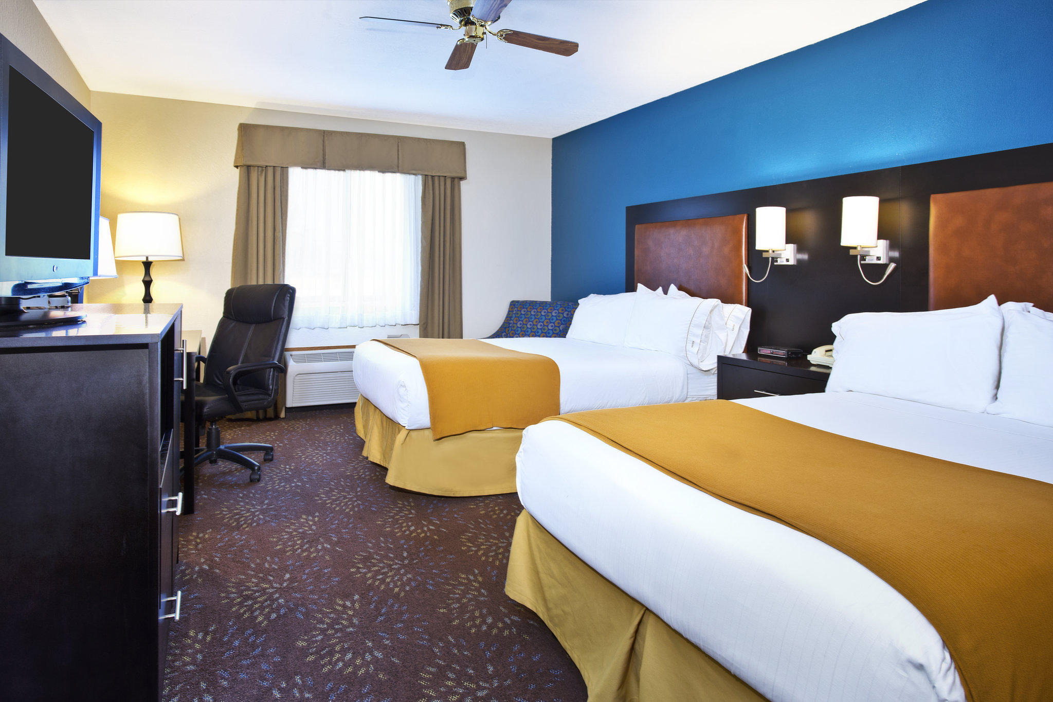 Holiday Inn Express Mackinaw City Photo