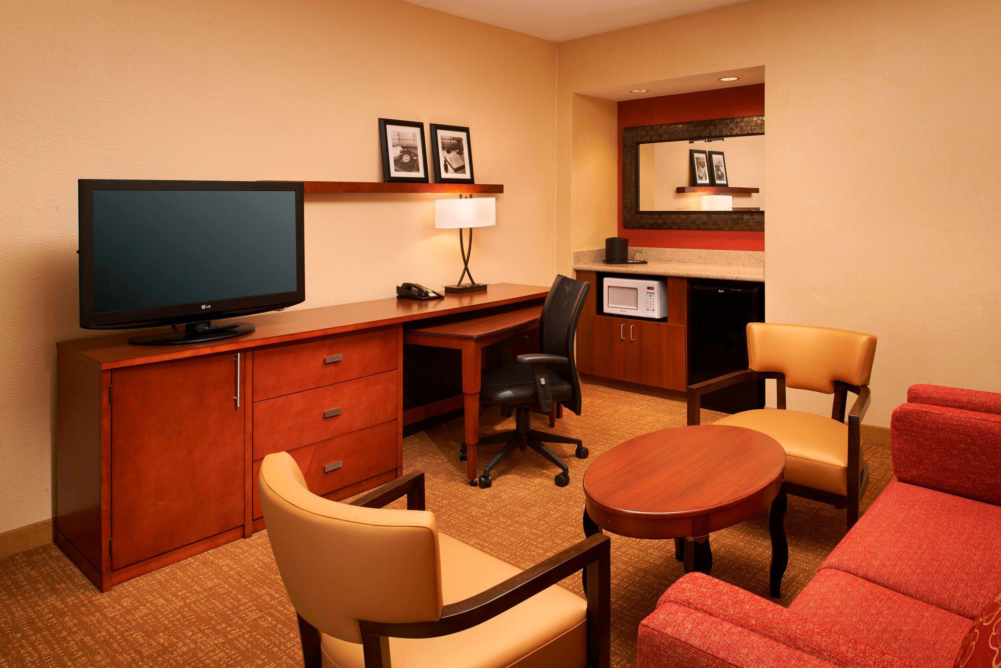 Courtyard by Marriott Toledo Airport Holland Photo