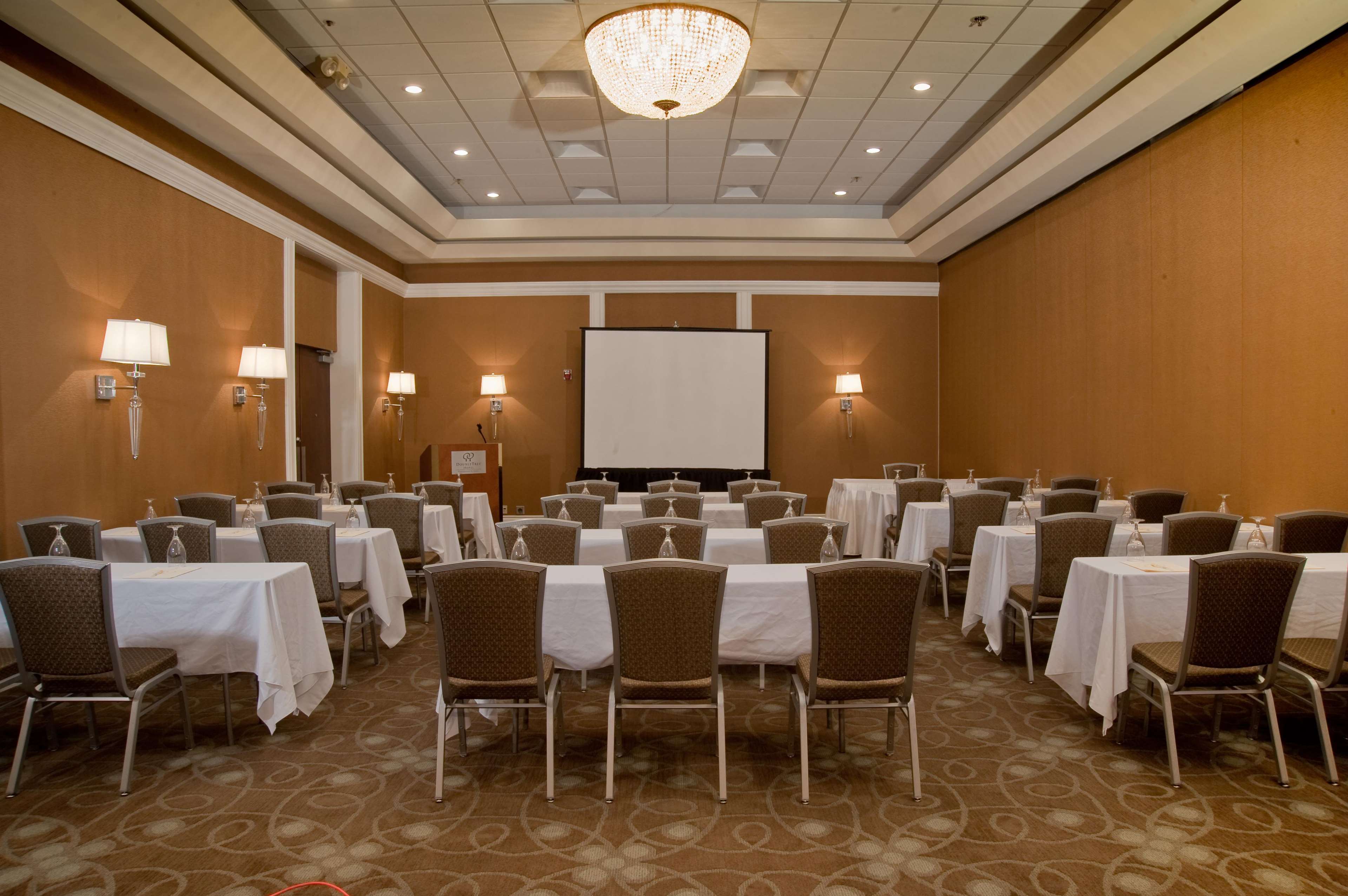 DoubleTree by Hilton Hotel Collinsville - St. Louis Photo