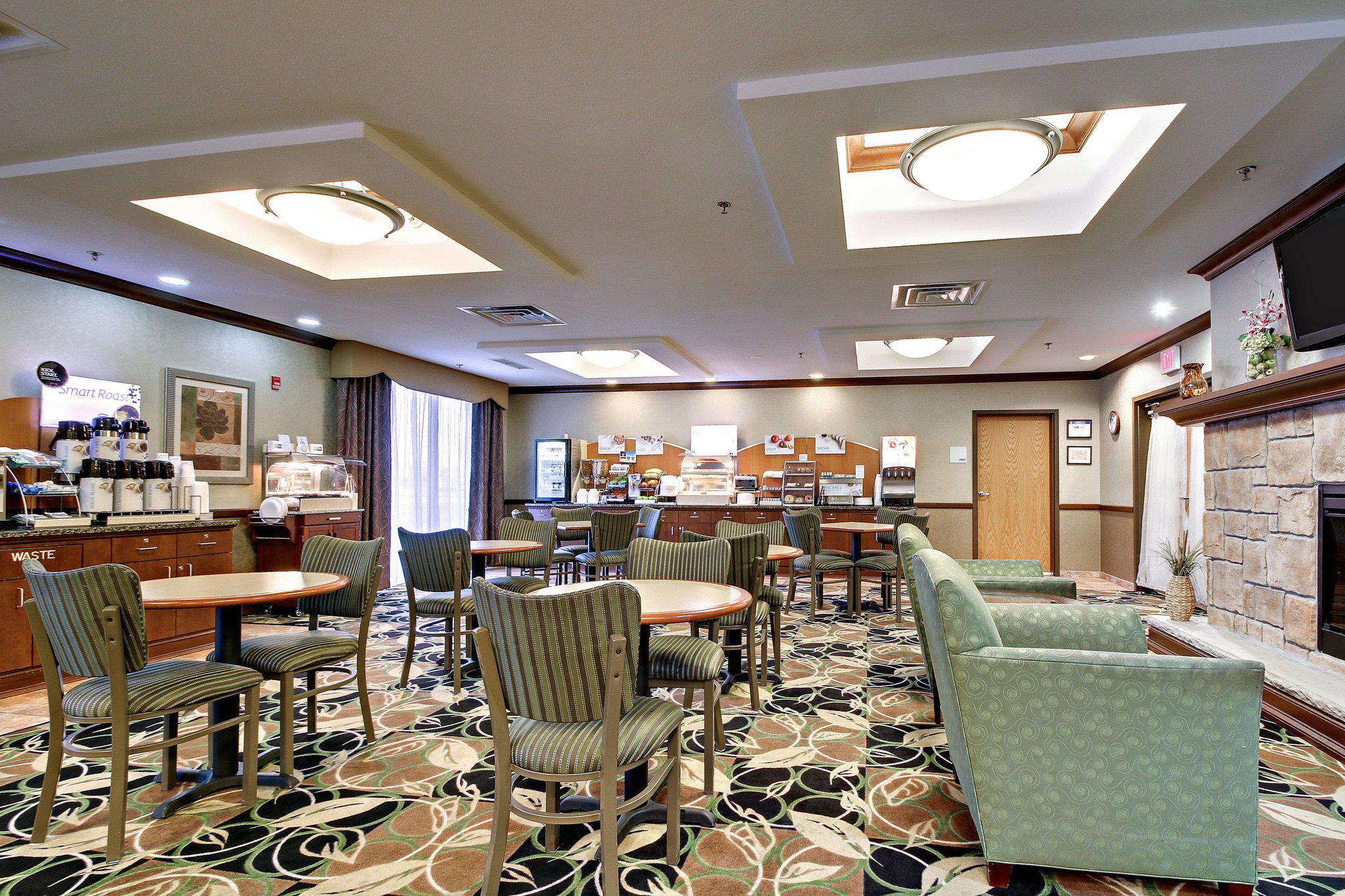 Holiday Inn Express & Suites Peru - Lasalle Area Photo