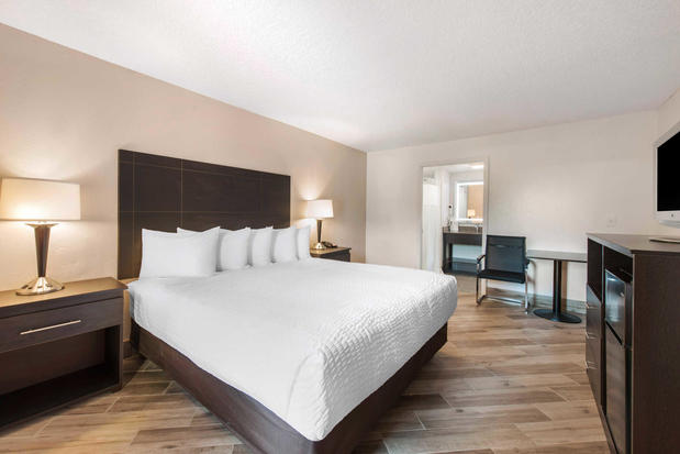 Images Clarion Inn & Suites