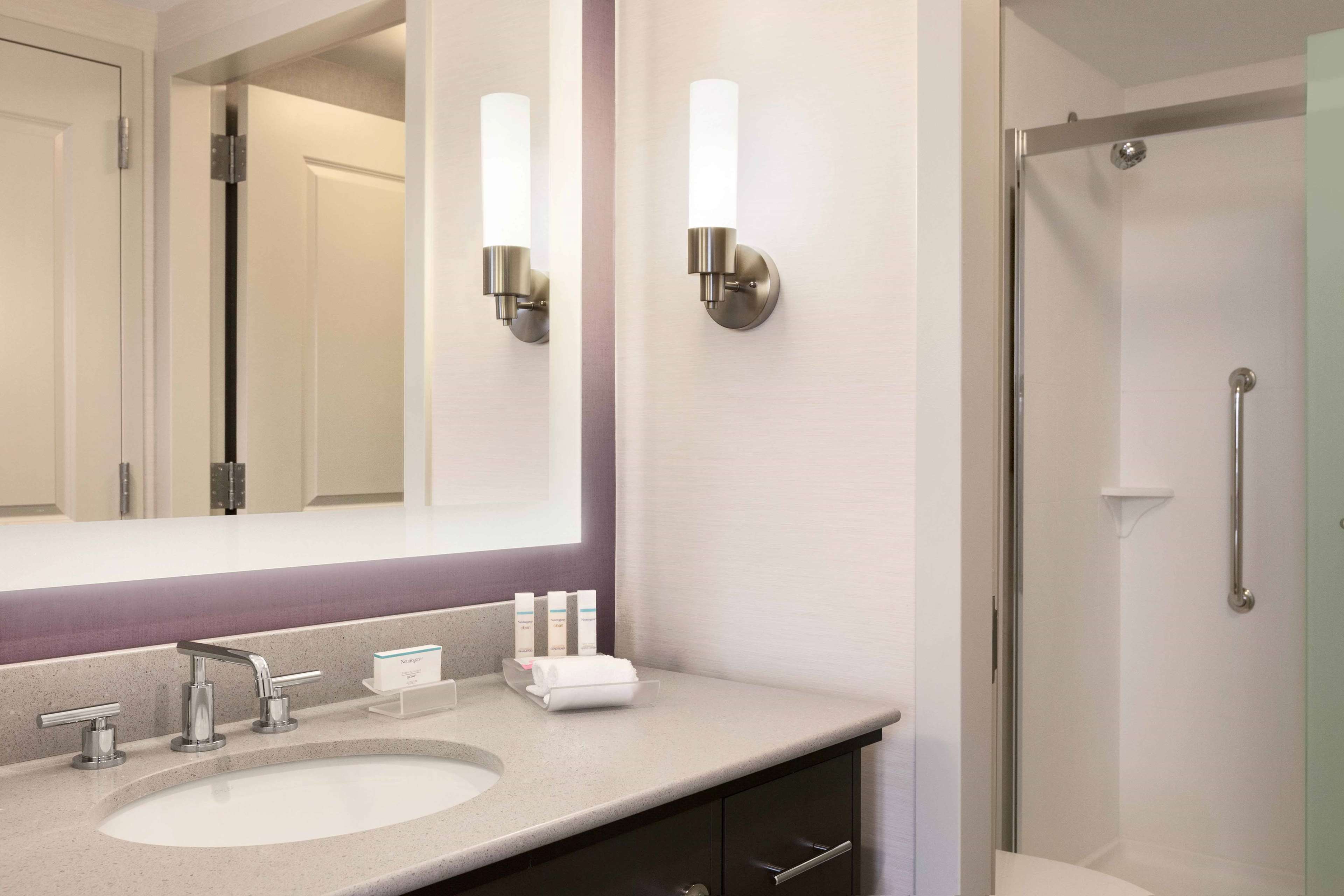 Guest room bath
