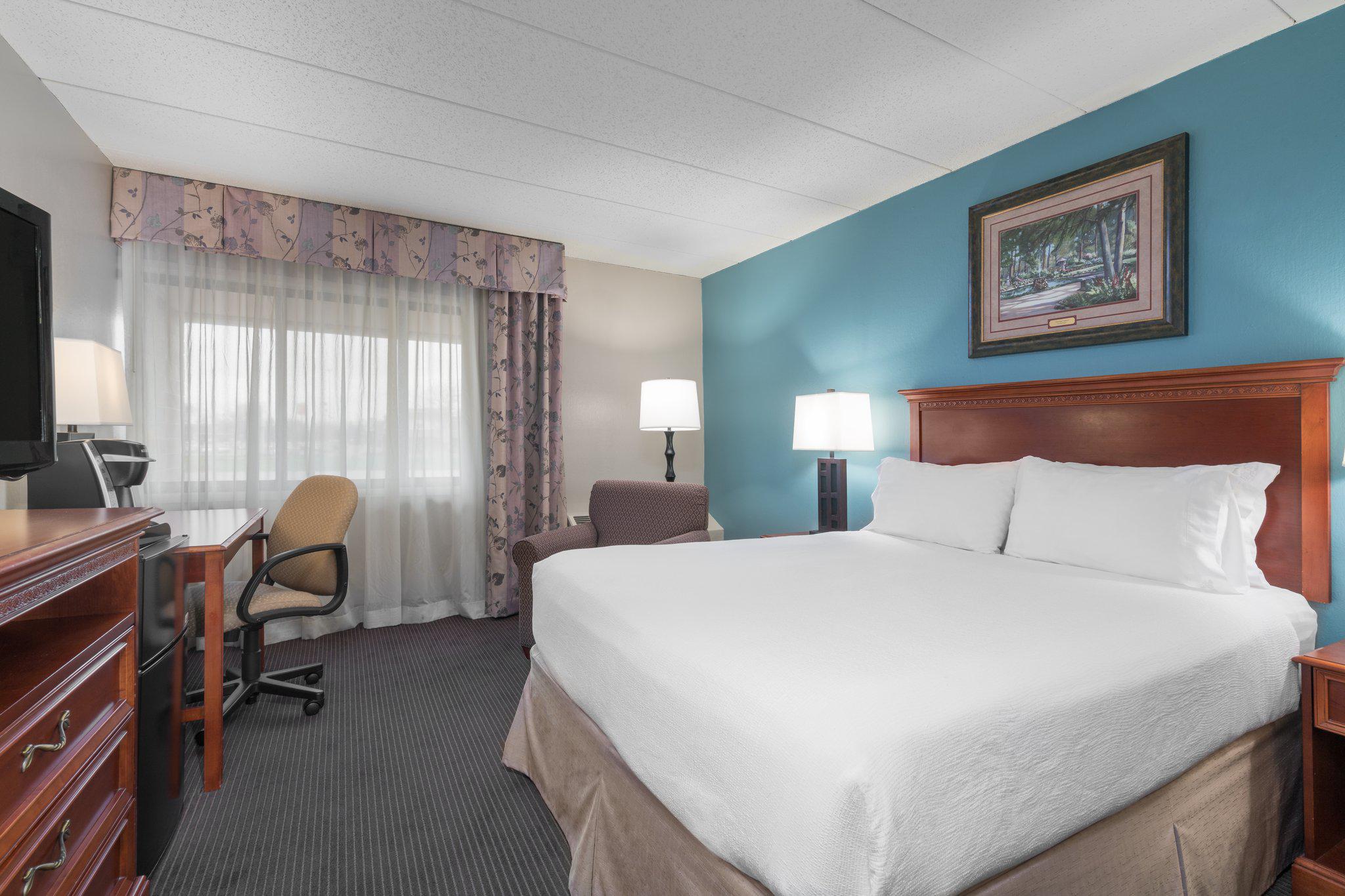Holiday Inn & Suites St. Cloud Photo