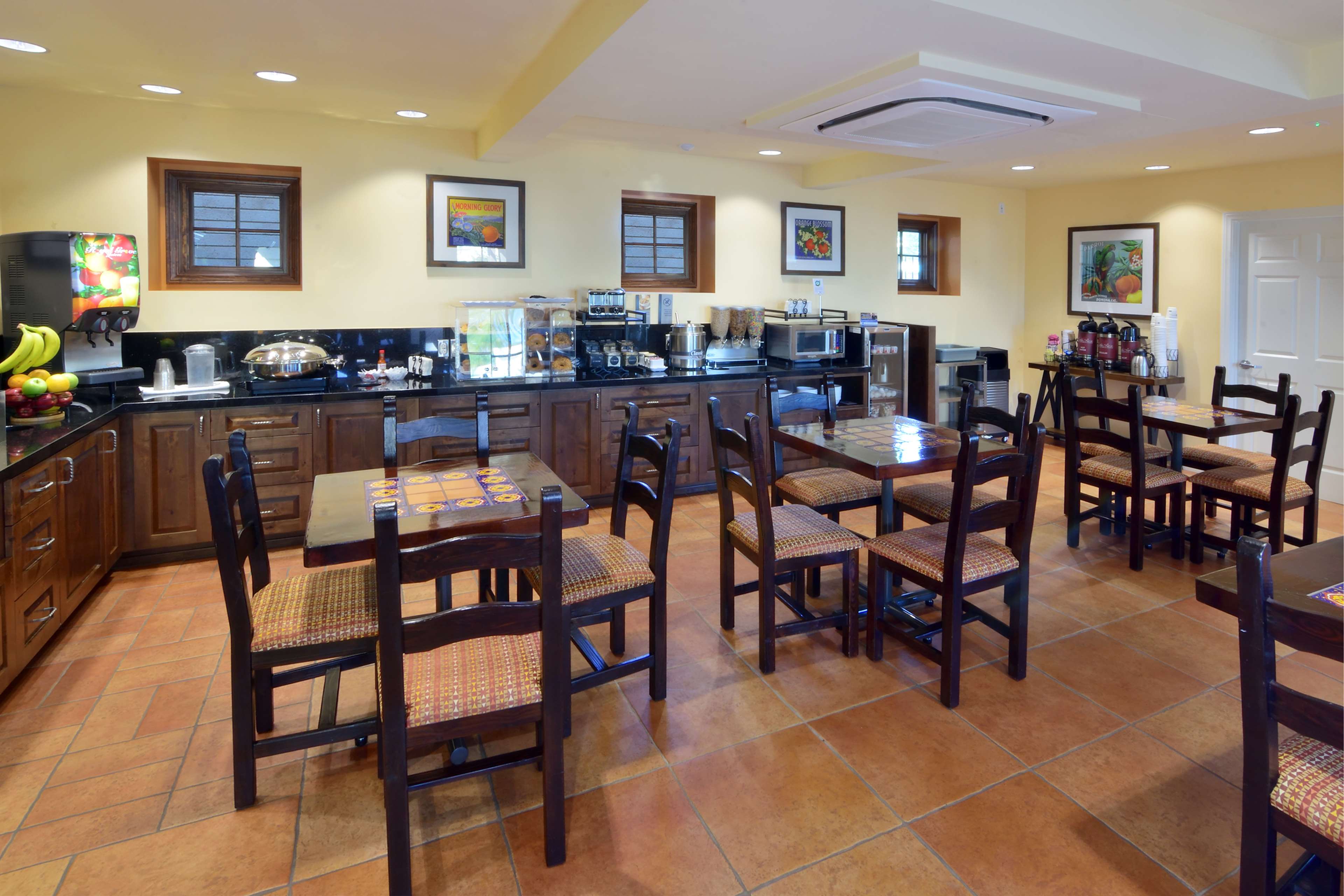 Best Western Lamplighter Inn & Suites at SDSU Photo