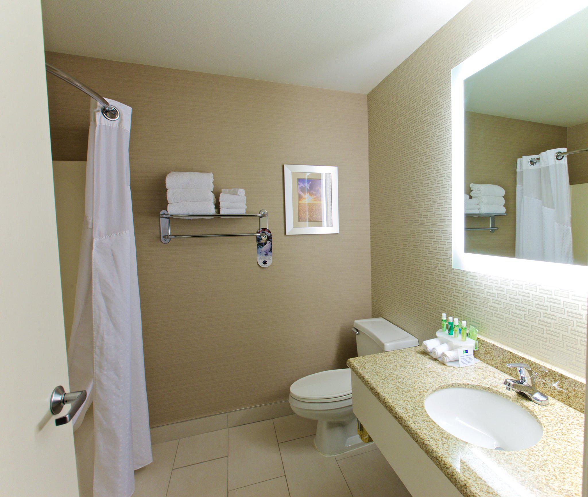 Holiday Inn Express Fargo-West Acres Photo