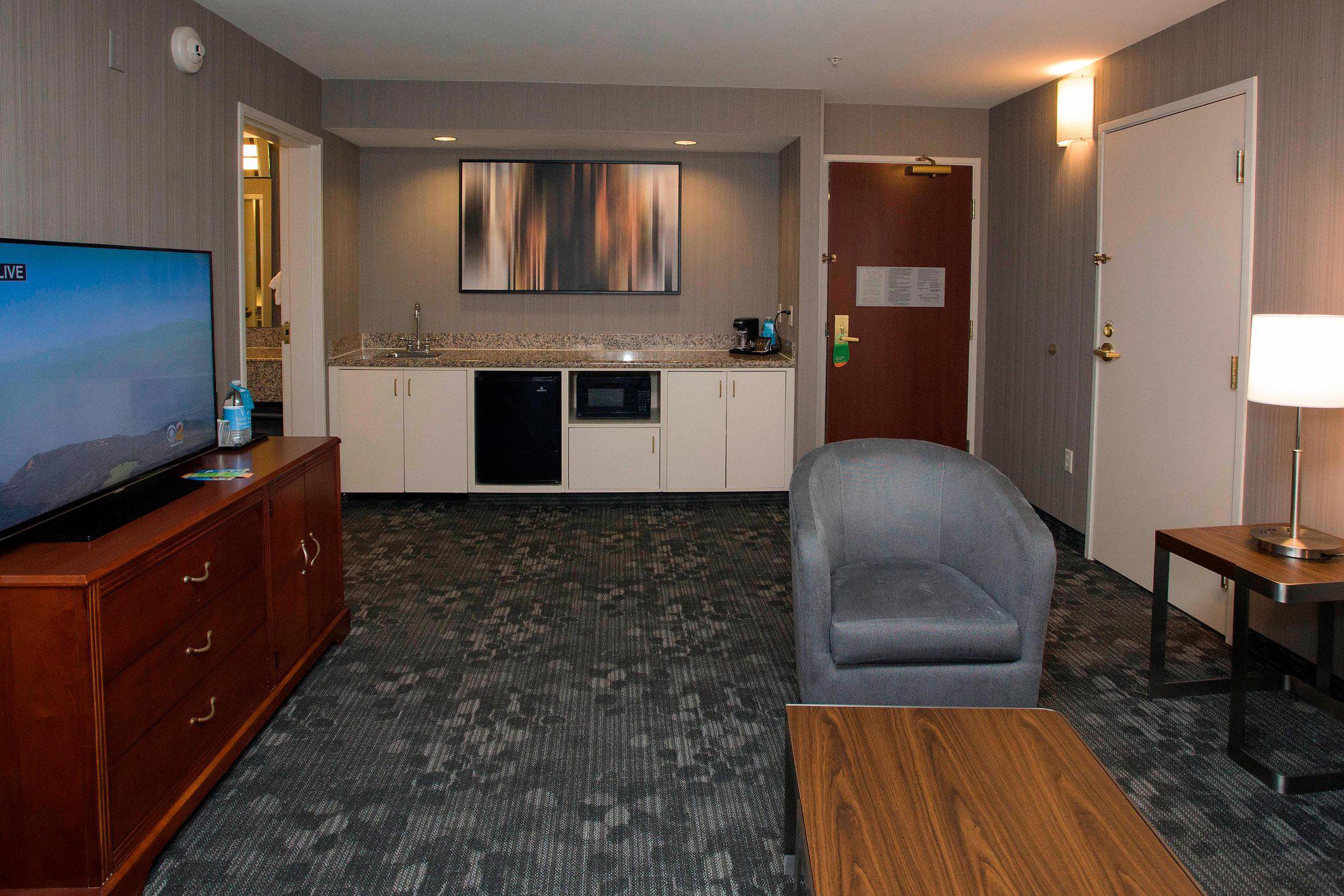 Courtyard by Marriott Los Angeles Burbank Airport Photo