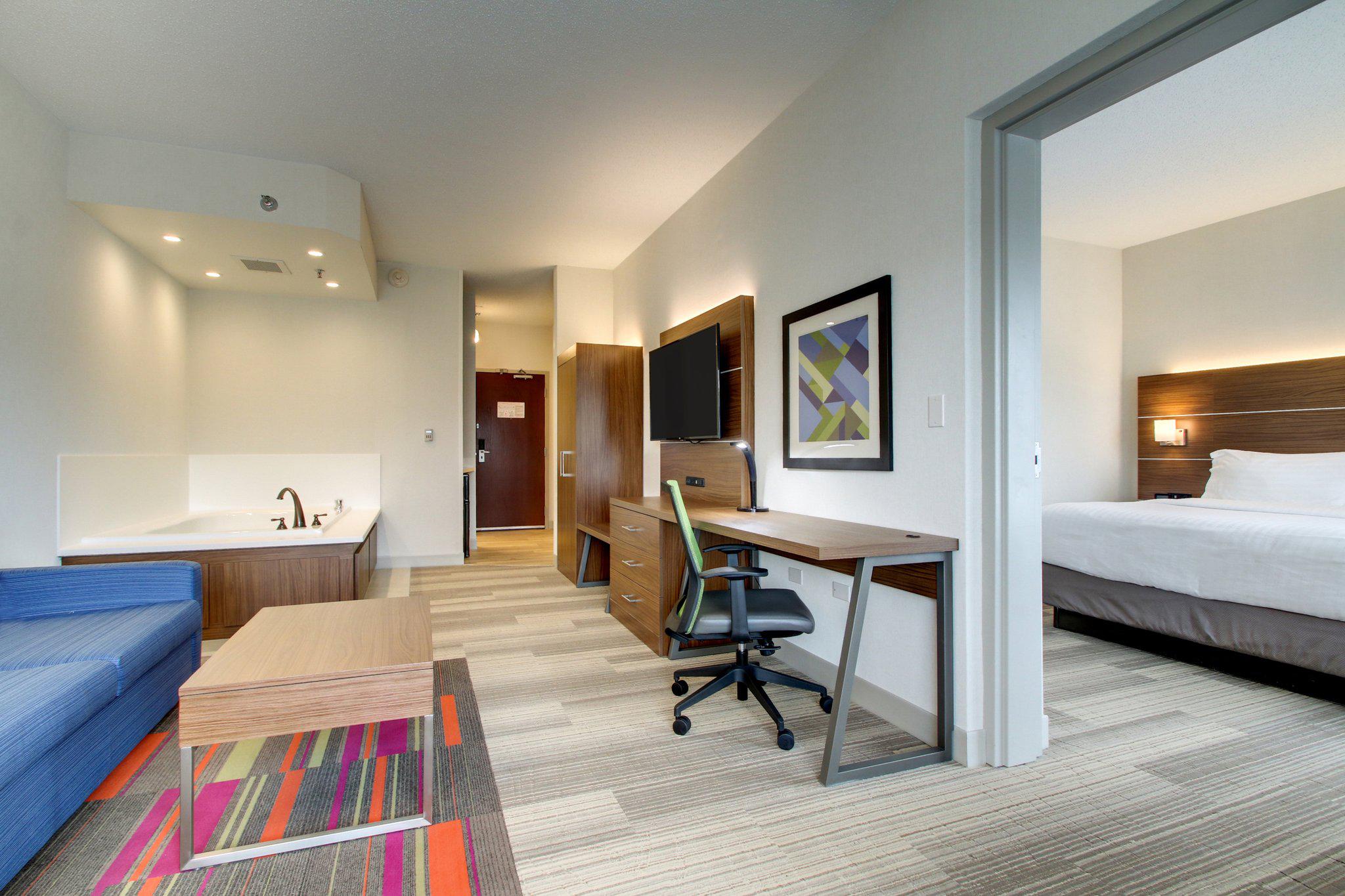 Holiday Inn Express & Suites Aurora - Naperville Photo