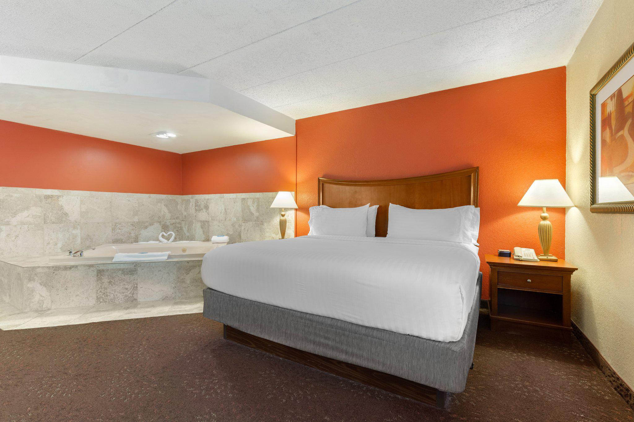 Holiday Inn Express Chicago-Downers Grove Photo