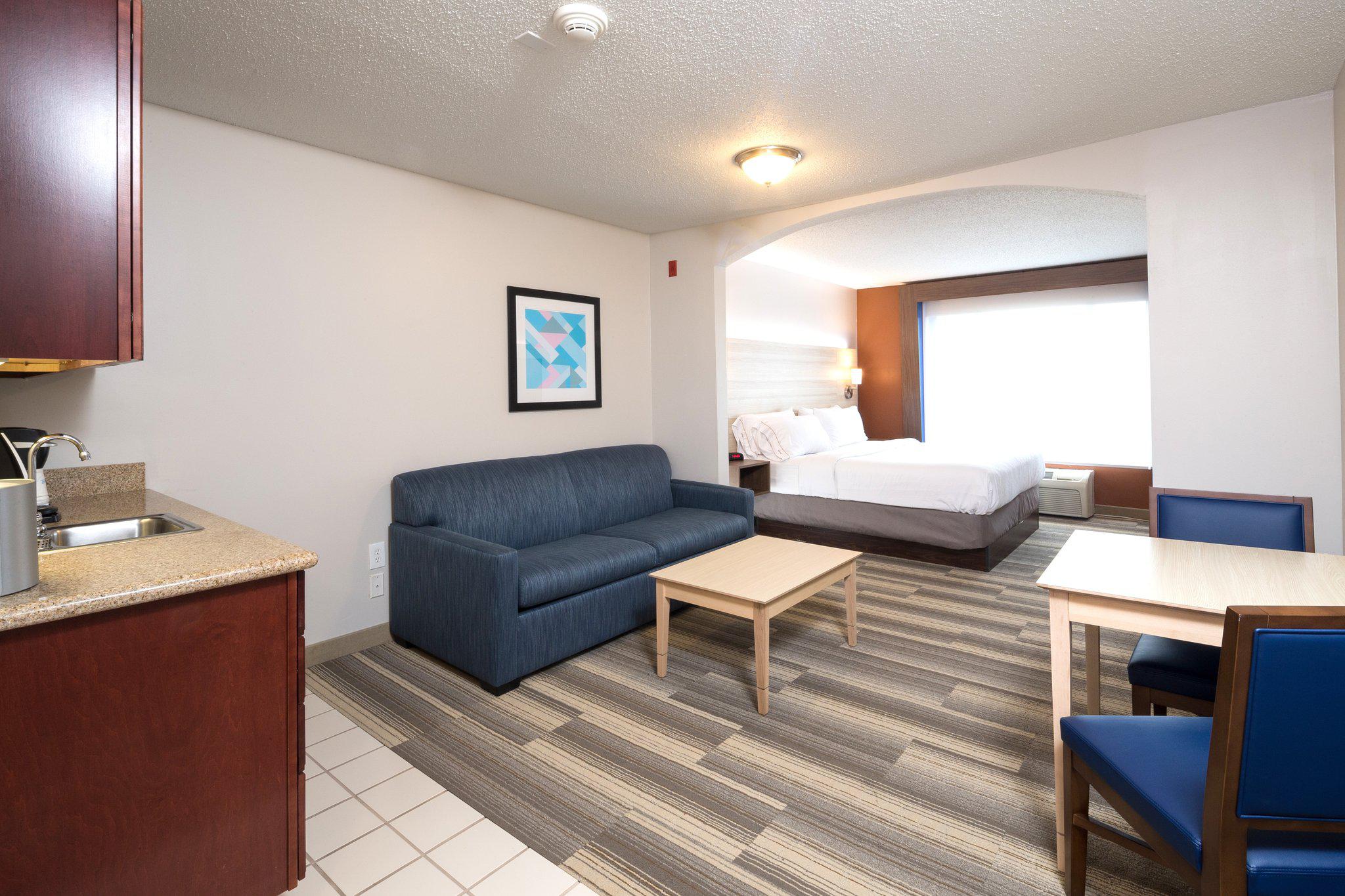 Holiday Inn Express & Suites Detroit - Utica Photo