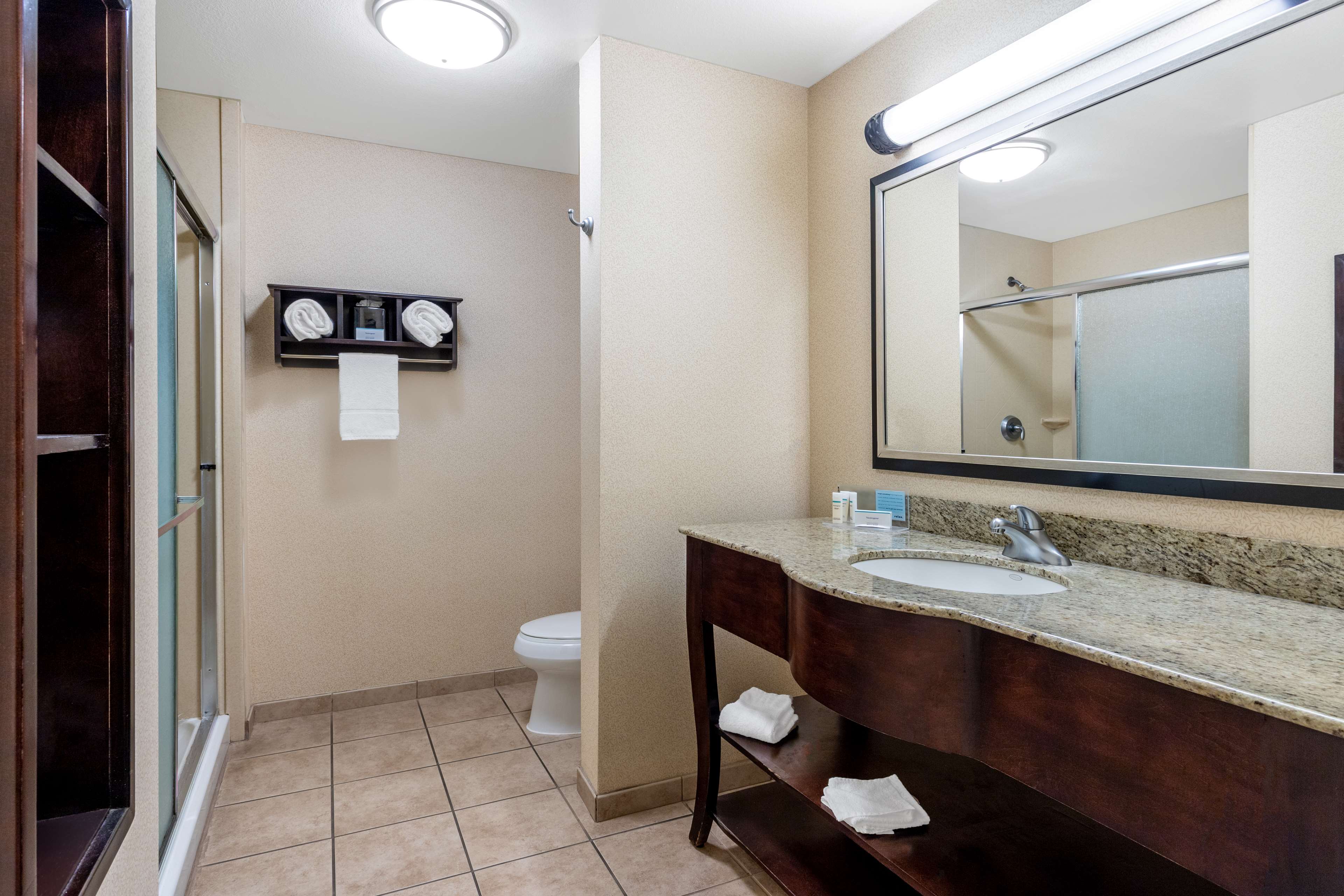 Guest room bath