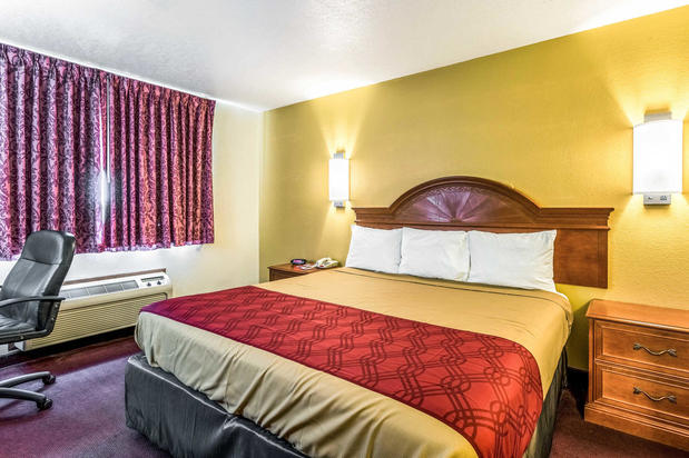 Images Econo Lodge Inn & Suites