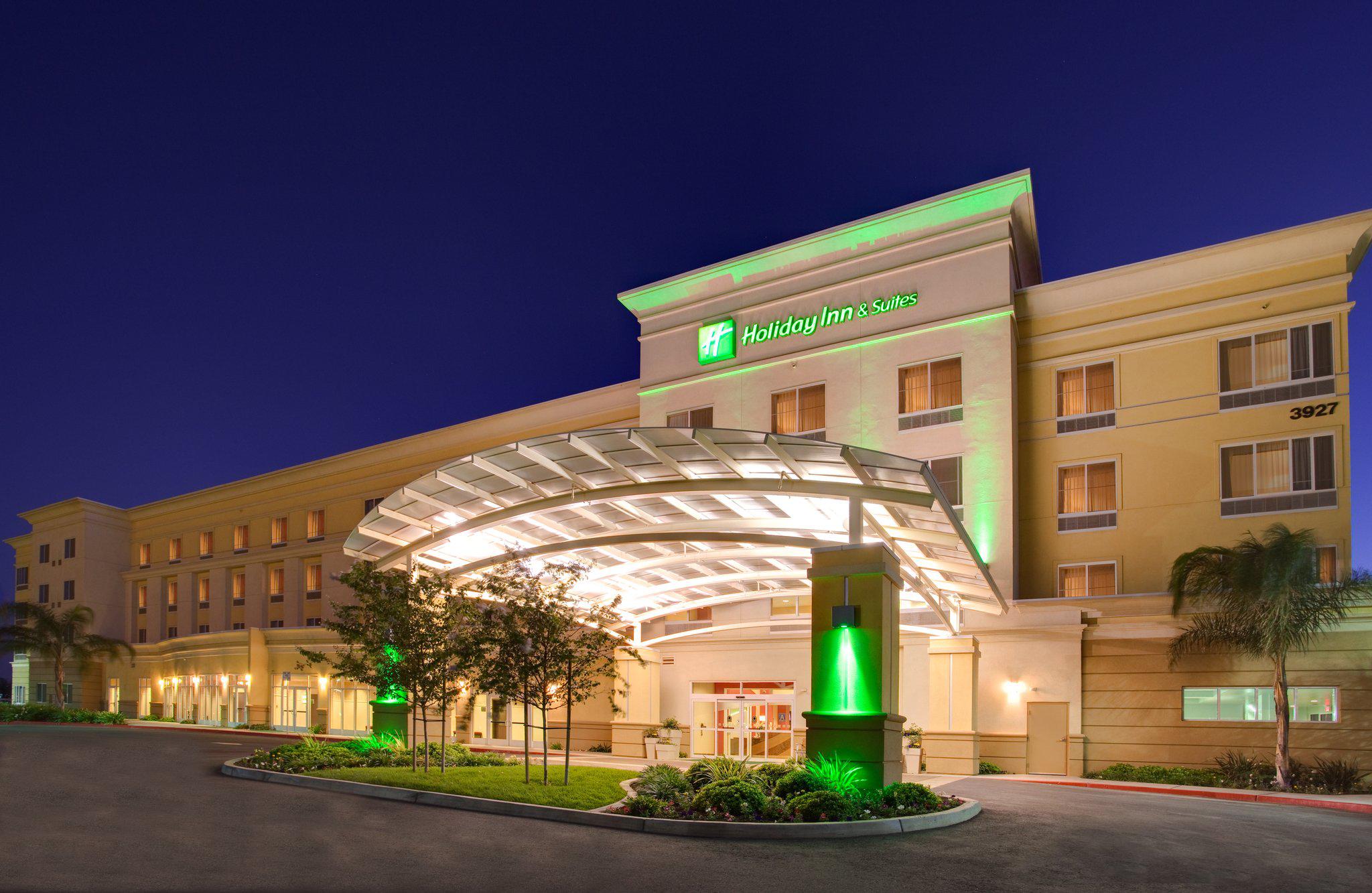 Holiday Inn & Suites Bakersfield Photo